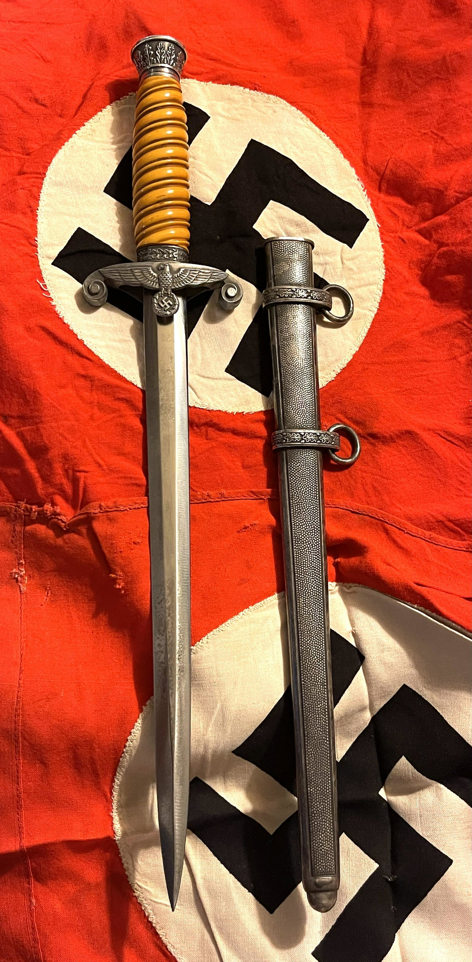 WW2 GERMAN HEER (ARMY) DAGGER BY EICKHORN SOLINGEN: WW2 GERMAN HEER (ARMY) DAGGER BY EICKHORN SOLINGEN. Hereâ€™s a really nice one for you Carl Eickhorn fans! Eickhorn daggers, no matter what type, have always been synonymous with quality, and thi