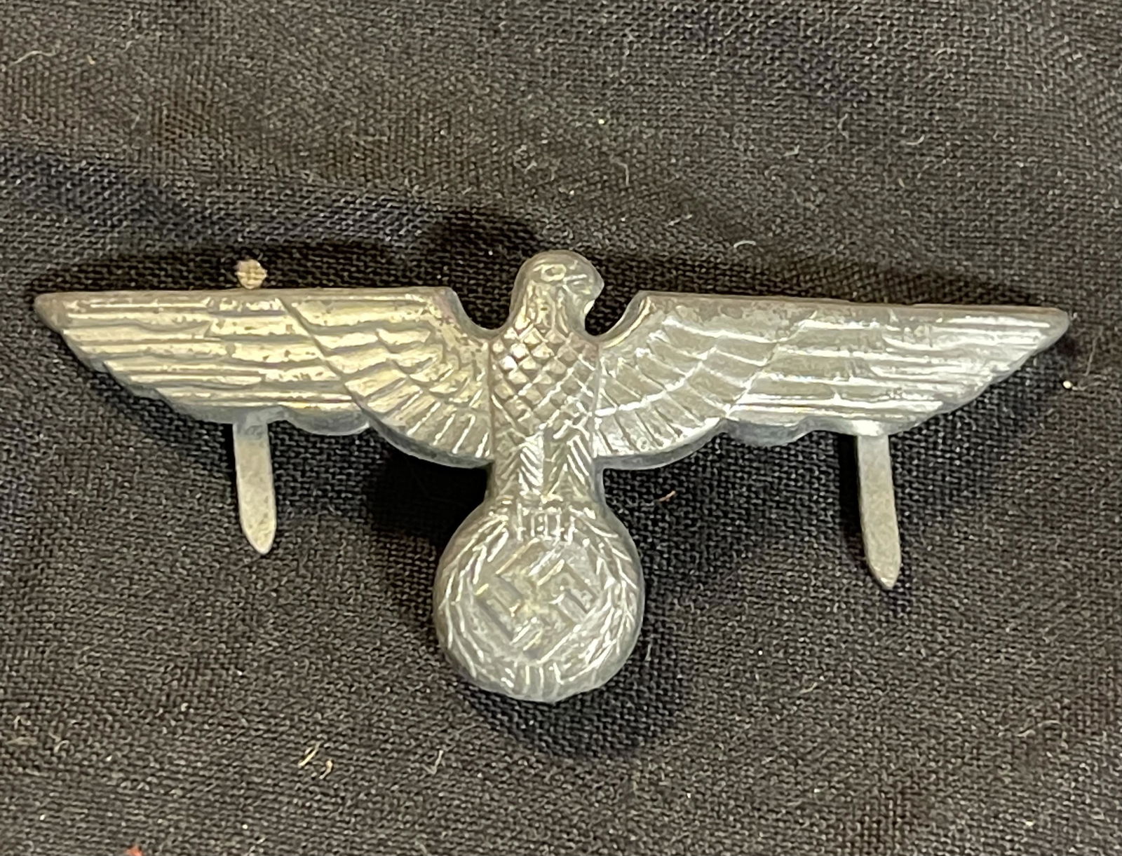 WW2 GERMAN VISOR HAT EAGLE INSIGNIA: WW2 GERMAN VISOR HAT EAGLE INSIGNIA. IT IS IN MINT OVERALL SHAPE AND CONDITION WITH A BEAUTIFUL OVERALL PATINA. PLEASE VIEW ALL DETAILED PICTURES. A GREAT FIND AND AN EXCELLENT ADDITION TO YOUR COLLEC