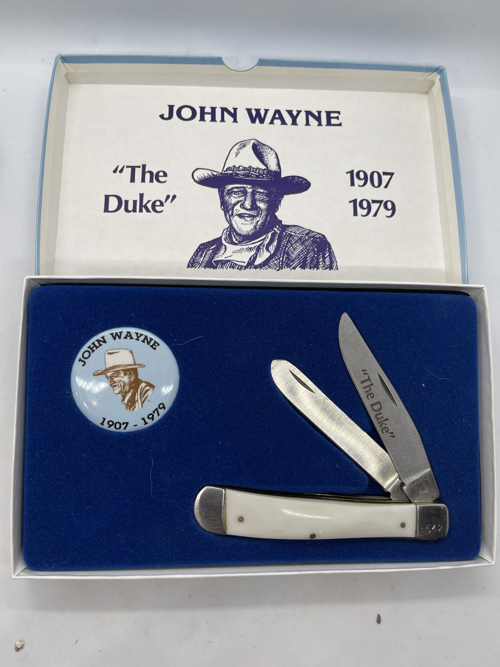 JOHN WAYNE 1907-1979 "THE DUKE" POCKET KNIFE (1 of 2)