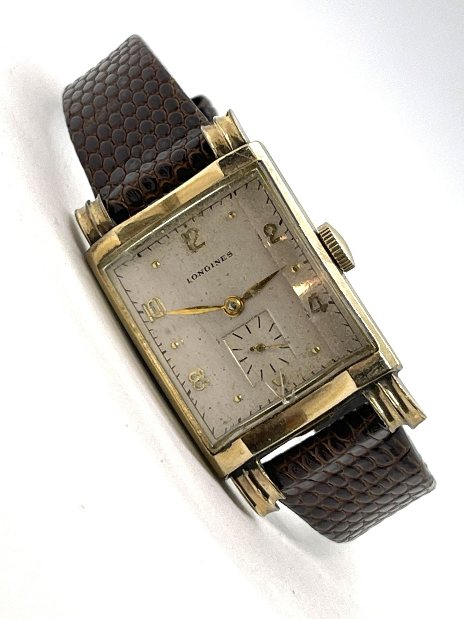 LONGINES-WITTNAUER 10K G.F. MENS WRISTWATCH: LONGINES-WITTNAUER 10K G.F. MENS WRISTWATCH. HAS A GREAT LOOK TO IT WITH AN EXCELLENT OVERALL EYE APPEAL. THIS WATCH WORKS AND KEEPS TIME. BEAUTIFUL CRISP MOVEMENT. PLEASE VIEW ALL DETAILED PICTURES.