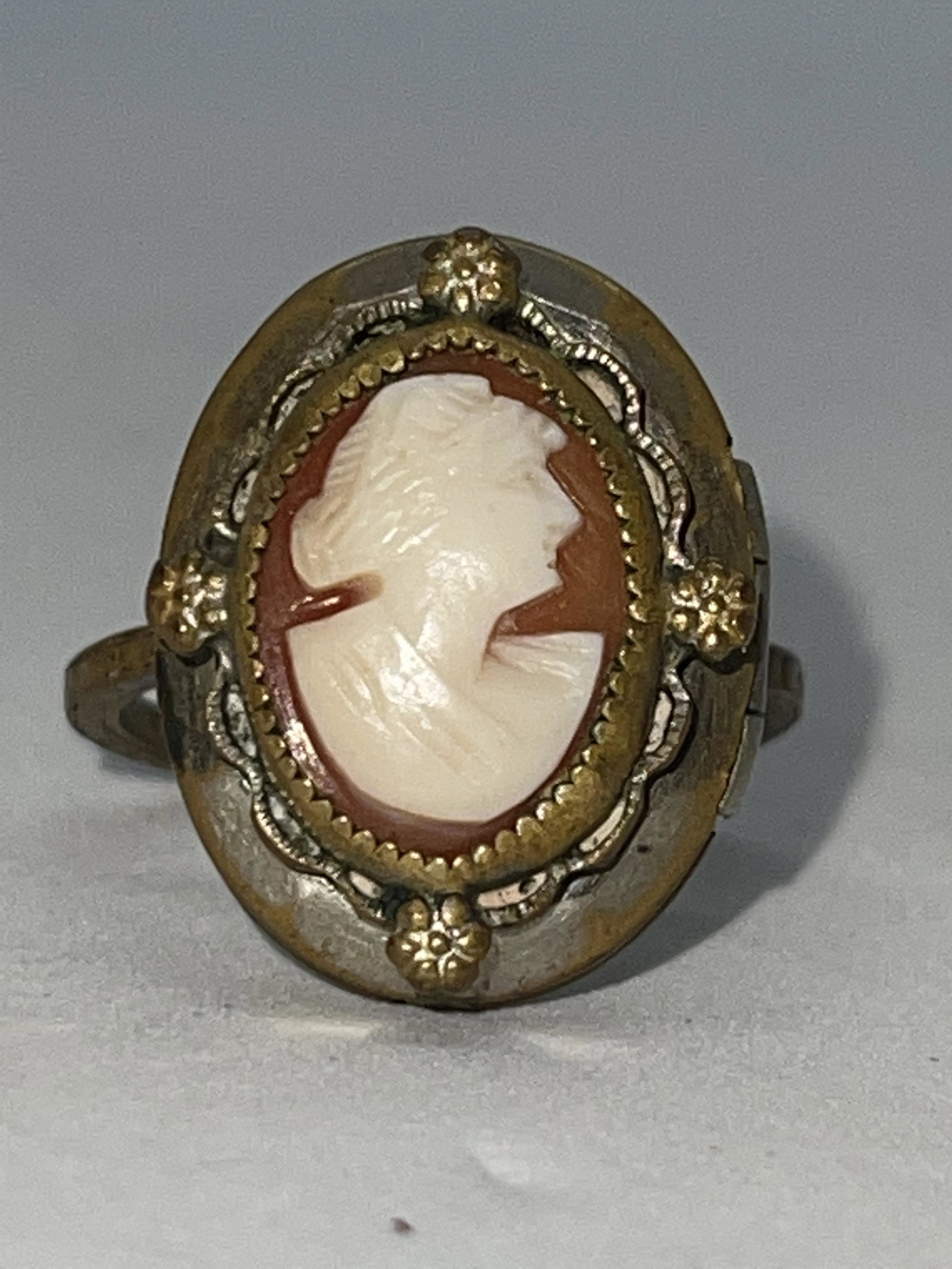 ANTIQUE STERLING SILVER CAMEO LOCKET RING SZ 7 (1 of 2)