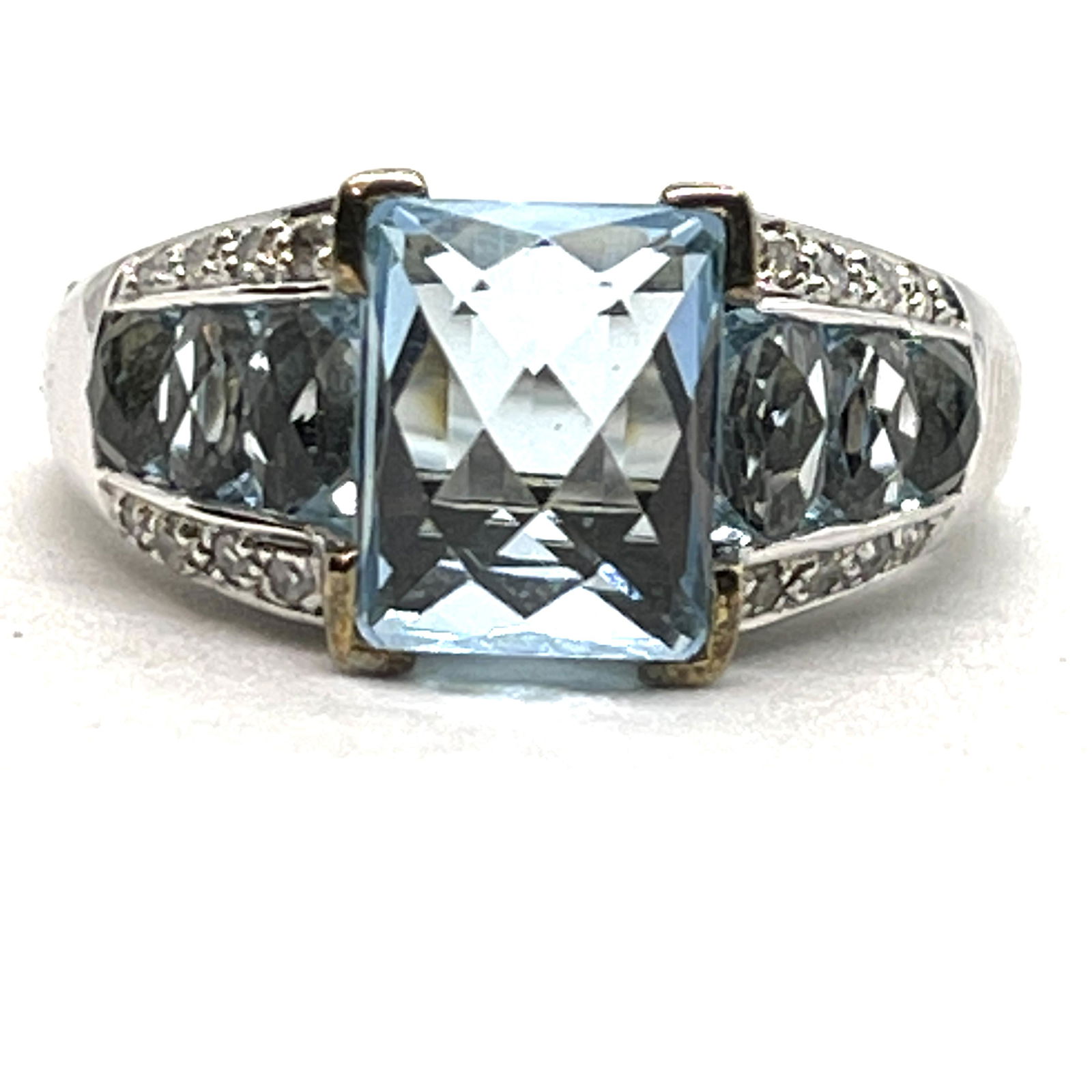 ESTATE STERLING SILVER 1.5 TCW BLUE TOPAZ COCKTAIL RING (1 of 2)