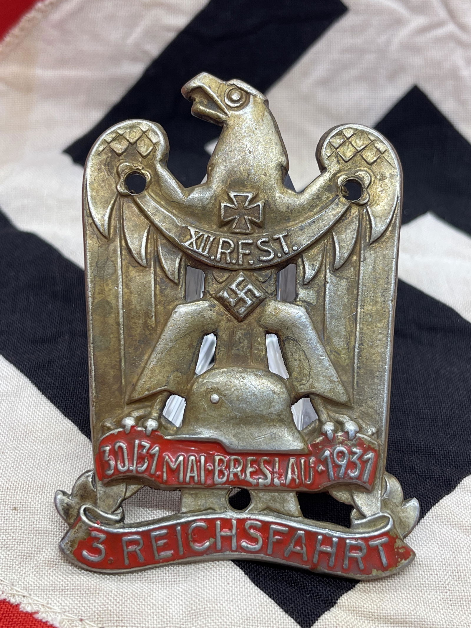 RARE WW2 GERMAN BADGE XIII R.F.S.T. 30/31 MAI BRESLAU: RARE WW2 GERMAN BADGE XIII R.F.S.T. 30/31 MAI BRESLAU 1931 3 REICHSFAHRT. IN MINT OVERALL SHAPE AND CONDITION WITH A BEAUTIFUL OVERALL PATINA. COMES FROM A COLLECTION. A GREAT FIND AND AN EXCELLENT AD