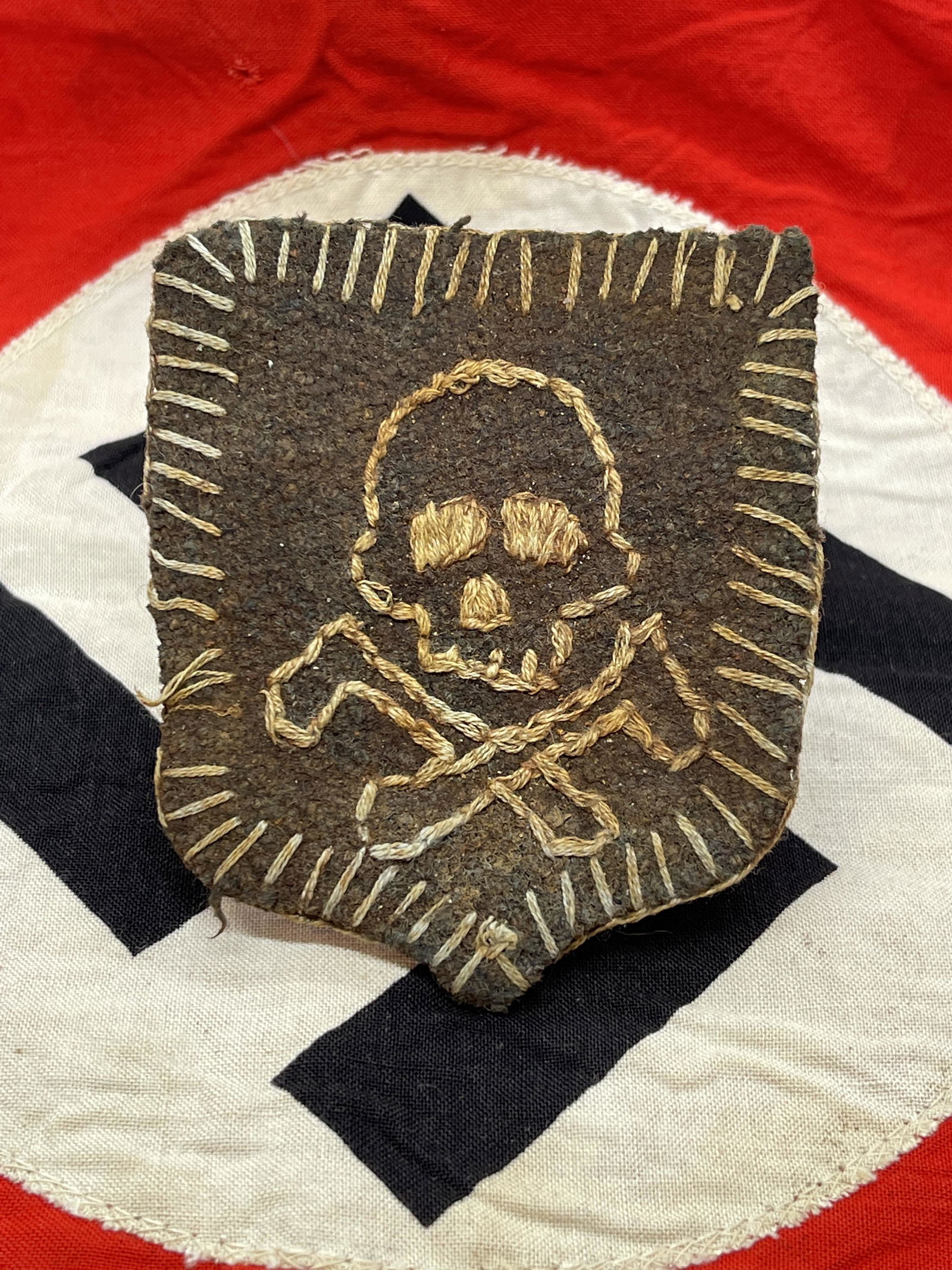 WW2 GERMAN SKULL SS FORMATION PATCH INSIGNIA: WW2 GERMAN SKULL SS FORMATION PATCH INSIGNIA. IN MINT OVERALL SHAPE AND CONDITION. HAS A GREAT LOOK TO IT WITH AN EXCELLENT OVERALL EYE APPEAL. BEAUTIFUL PATINA AND SHOWS A LOT OF BATTLE USE. A GREAT
