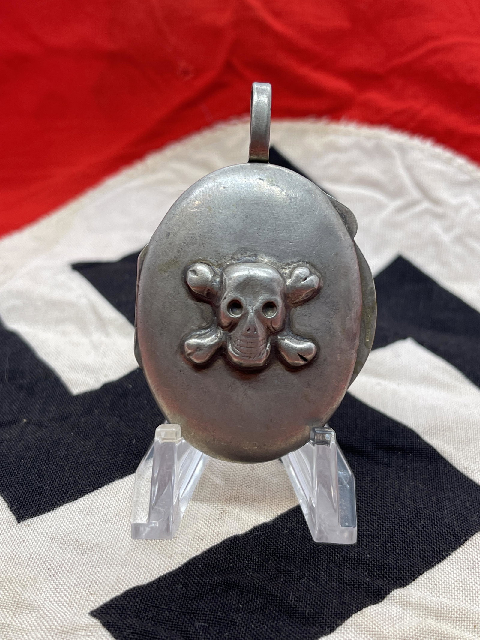 800 SILVER WW2 GERMAN SS SWEETHEART LOCKET PENDANT: 800 SILVER WW2 GERMAN SS SWEETHEART LOCKET PENDANT. A VERY RARE FIND. IT IS IN MINT OVERALL SHAPE AND CONDITION. THIS IS A GERMAN SWEETHEART LOCKET PENDANT. HAS THE SKULL ON THE FRONT. PLEASE VIEW ALL