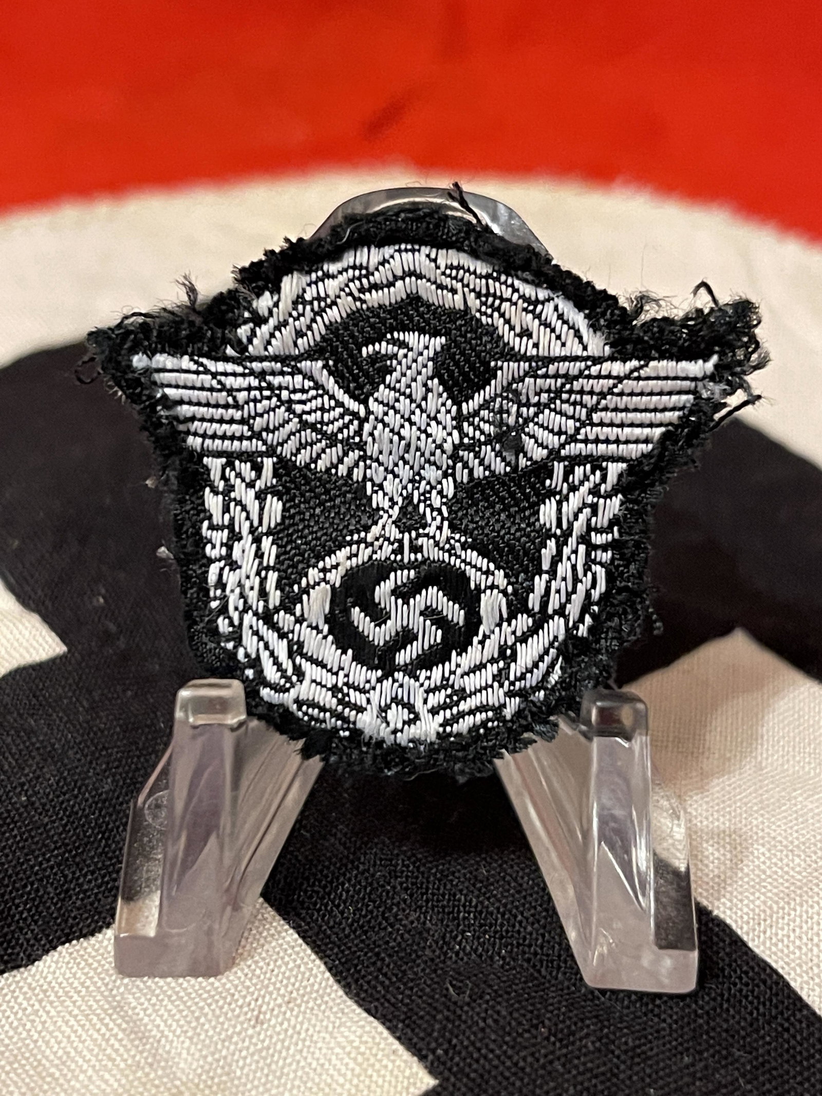 WW2 GERMAN SS POLICE EAGLE SLEEVE CLOTH INSIGNIA: WW2 GERMAN SS POLICE EAGLE SLEEVE CLOTH INSIGNIA. IN MINT OVERALL SHAPE AND CONDITION. A GREAT FIND AND AN EXCELLENT ADDITION TO YOUR COLLECTION.