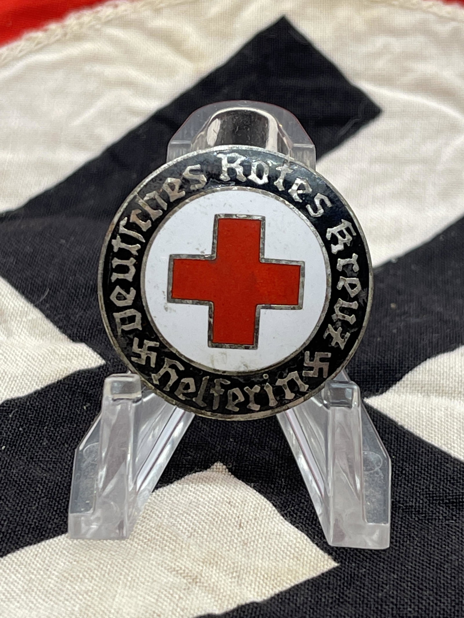 WW2 GERMAN RED CROSS DRK ACTIVE SERVICE SMARITAN BADGE: WW2 GERMAN RED CROSS DRK ACTIVE SERVICE SMARITAN BADGE W/MAKER MARKS. A VERY RARE FIND. IN MINT OVERALL SHAPE AND CONDITION WITH A BEAUTIFUL OVERALL PATINA. HAS A GREAT LOOK TO IT WITH AN EXCELLENT OV