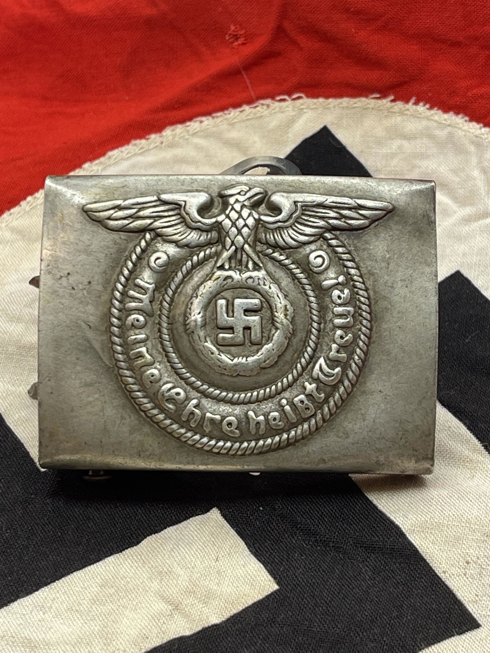 WW2 GERMAN WAFFEN SS BELT BUCKLE W/MAKER MARKS: WW2 GERMAN WAFFEN SS BELT BUCKLE W/MAKER MARKS. THIS BELT BUCKLE IS IN MINT OVERALL SHAPE AND CONDITION. HAS A GREAT LOOK TO IT WITH AN EXCELLENT OVERALL EYE APPEAL. HAS MAKER MARKS ON THE BACK. PLEAS
