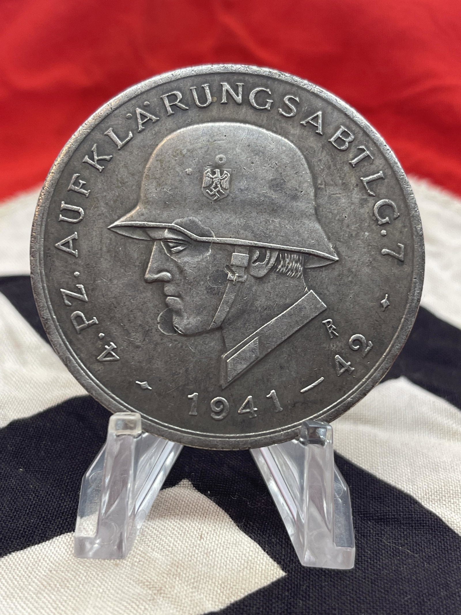 SCARCE WW2 GERMAN PANZER DIV. MEDAL: SCARCE WW2 GERMAN PANZER DIV. MEDAL. DATED 1941-42. IN MINT OVERALL SHAPE AND CONDITION WITH A BEAUTIFUL OVERALL PATINA. HAS A GREAT LOOK TO IT WITH AN EXCELLENT OVERALL EYE APPEAL. A GREAT FIND AND A