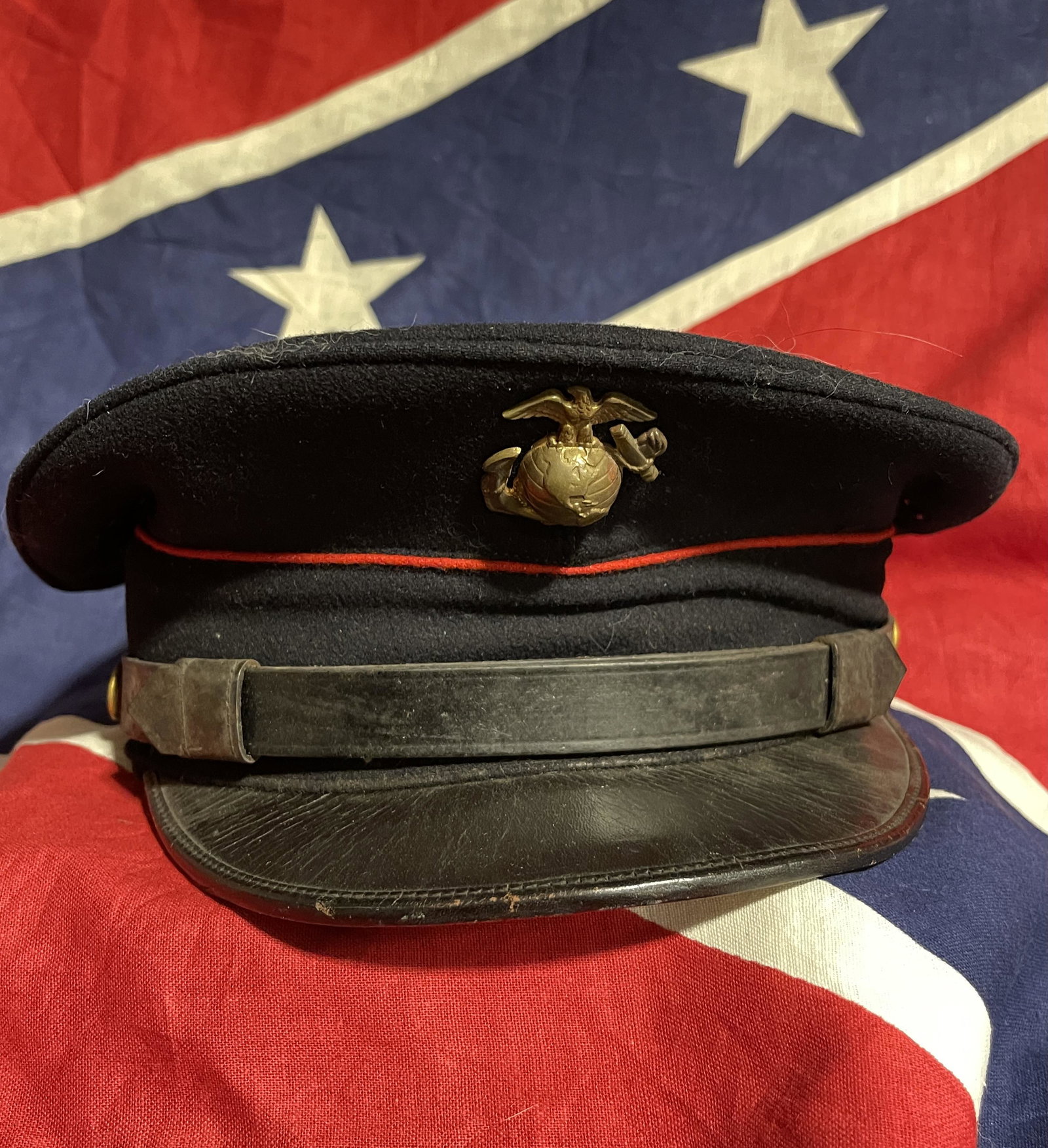 WW2 U.S. NAVY OFFICER VISOR HAT: WW2 U.S. NAVY OFFICER VISOR HAT. IN MINT OVERALL SHAPE AND CONDITION. HAS A GREAT LOOK TO IT WITH AN EXCELLENT OVERALL EYE APPEAL. A GREAT FIND AND AN EXCELLENT ADDITION TO YOUR COLLECTION.