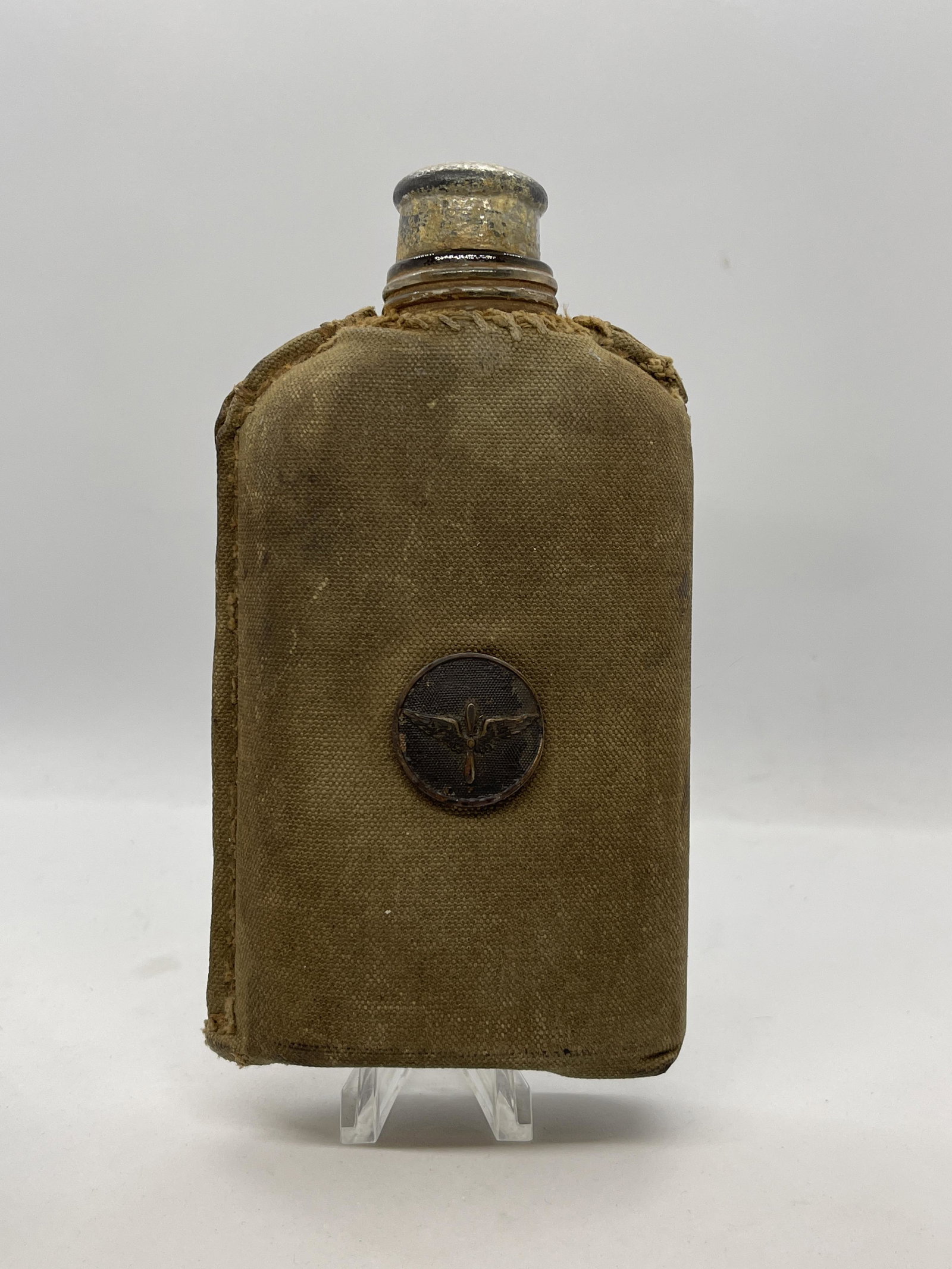WW2 U.S. AVIATOR PILOTS FLASK W/EMBLEM: WW2 U.S. AVIATOR PILOTS FLASK W/EMBLEM. IN MINT OVERALL SHAPE AND CONDITION. HAS A GREAT LOOK TO IT WITH AN EXCELLENT OVERALL EYE APPEAL. A GREAT FIND AND AN EXCELLENT ADDITION TO YOUR COLLECTION.