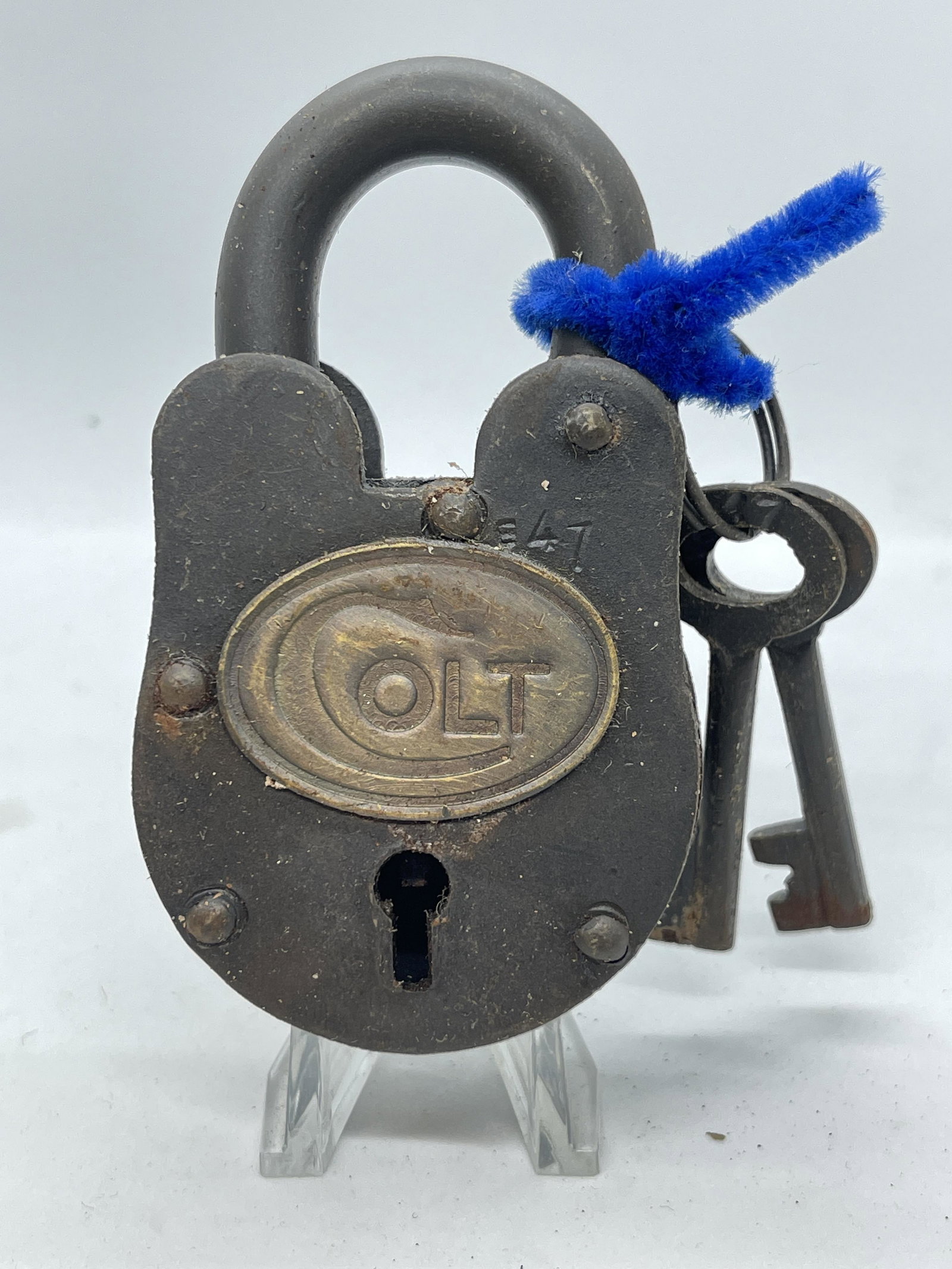 ANTIQUE COLT FIREARMS LOCK WITH KEYS: ANTIQUE COLT FIREARMS LOCK WITH KEYS. IN MINT OVERALL SHAPE AND CONDITION. HAS A GREAT LOOK TO IT WITH AN EXCELLENT OVERALL EYE APPEAL. A GREAT FIND AND AN EXCELLENT ADDITION TO YOUR COLLECTION.