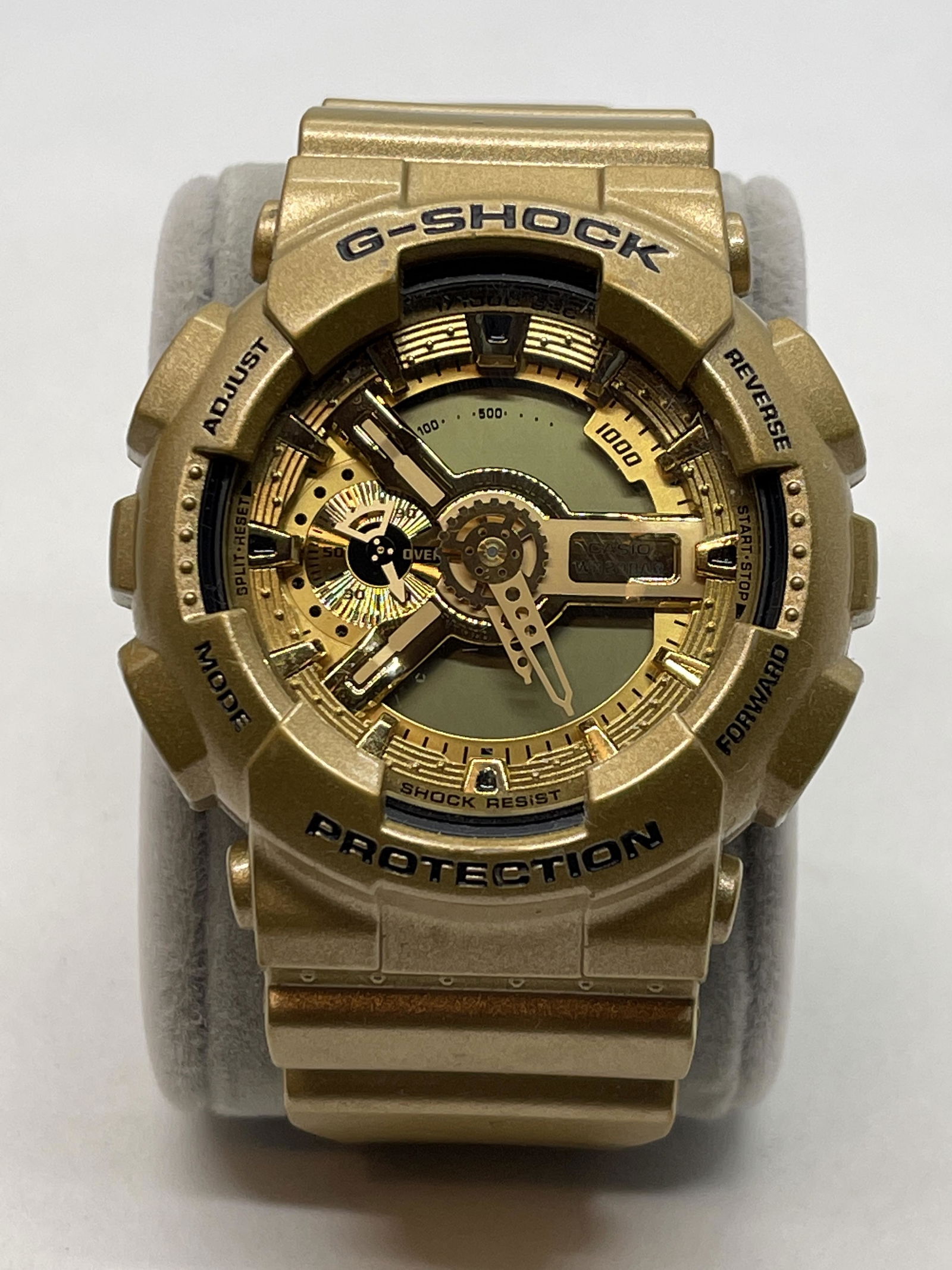 CASIO G-SHOCK GOLD COLLECTION WRISTWATCH: CASIO G-SHOCK GOLD COLLECTION WRISTWATCH. IN INT OVERALL SHAPE AND CONDITION. HAS A GREAT LOOK TO IT WITH AN EXCELLENT OVERALL EYE APPEAL. A GREAT FIND AND AN EXCELLENT ADDITION TO YOUR COLLECTION.