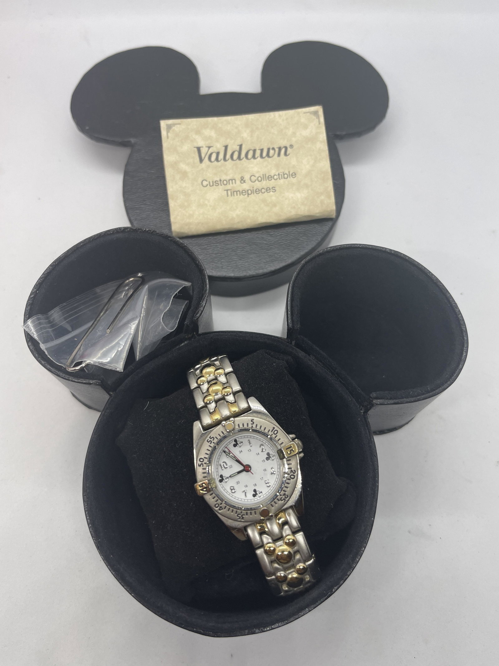 VALDAWN MICKEY MOUSE 2 TONE COLLECTIBLE WRISTWATCH: VALDAWN MICKEY MOUSE 2 TONE COLLECTIBLE WRISTWATCH. COMES IN THE ORIGINAL BOX. A GREAT COLLECTORS ITEM. A GREAT FIND AND AN EXCELLENT ADDITION TO YOUR COLLECTION.