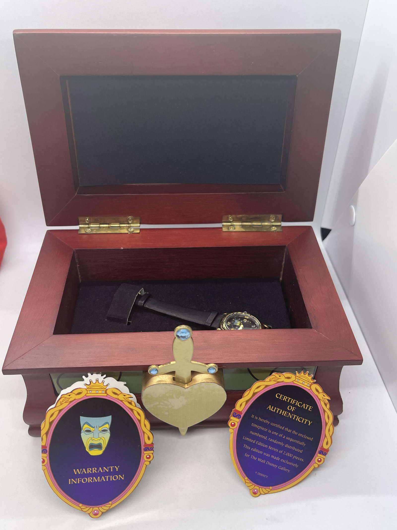 DISNEY COLLECTORS WATCH IN ORIG. BOX - THE WITCH: DISNEY COLLECTORS WATCH IN ORIG. BOX - THE WITCH. A GREAT FIND AND AN EXCELLENT ADDITION TO YOUR COLLECTION.