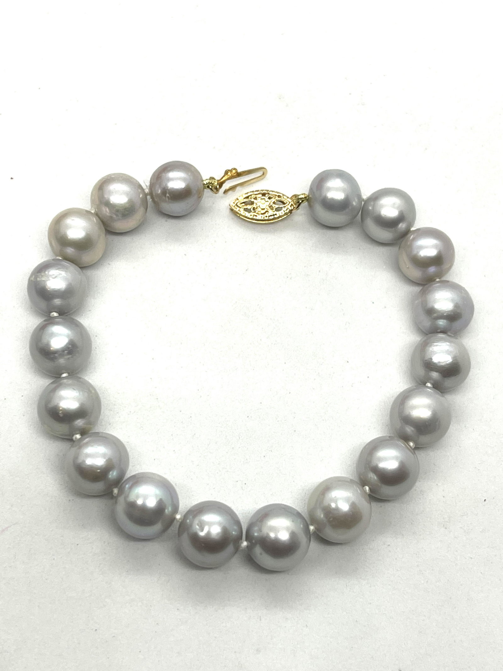 ART DECO 14K GOLD TAHITIAN PEARLS BRACELET: ART DECO 14K GOLD TAHITIAN PEARLS BRACELET. IN MINT OVERALL SHAPE AND CONDITION. HAS A GREAT LOOK TO IT WITH AN EXCELLENT OVERALL EYE APPEAL. A GREAT FIND AND AN EXCELLENT ADDITION TO YOUR COLLECTION.