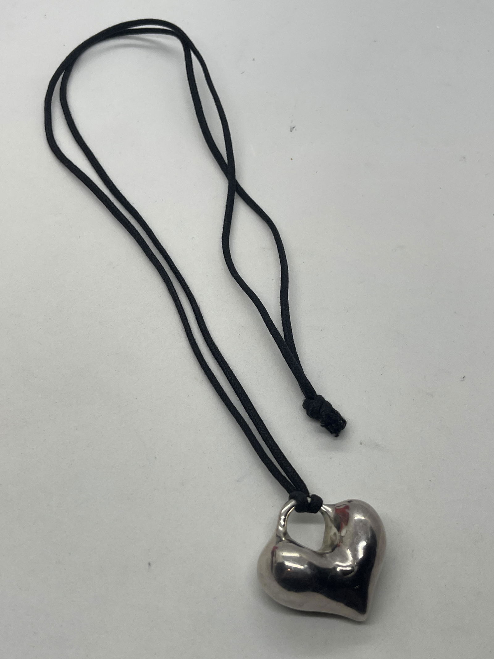 ROBERT LEE MORRIS STERLING SILVER HEAVY HEART NECKLACE: ROBERT LEE MORRIS STERLING SILVER HEAVY HEART NECKLACE. A RARE FIND. IN MINT OVERALL SHAPE AND CONDITION. HAS A GREAT LOOK TO IT WITH AN EXCELLENT OVERALL EYE APPEAL. A GREAT FIND AND AN EXCELLENT ADD