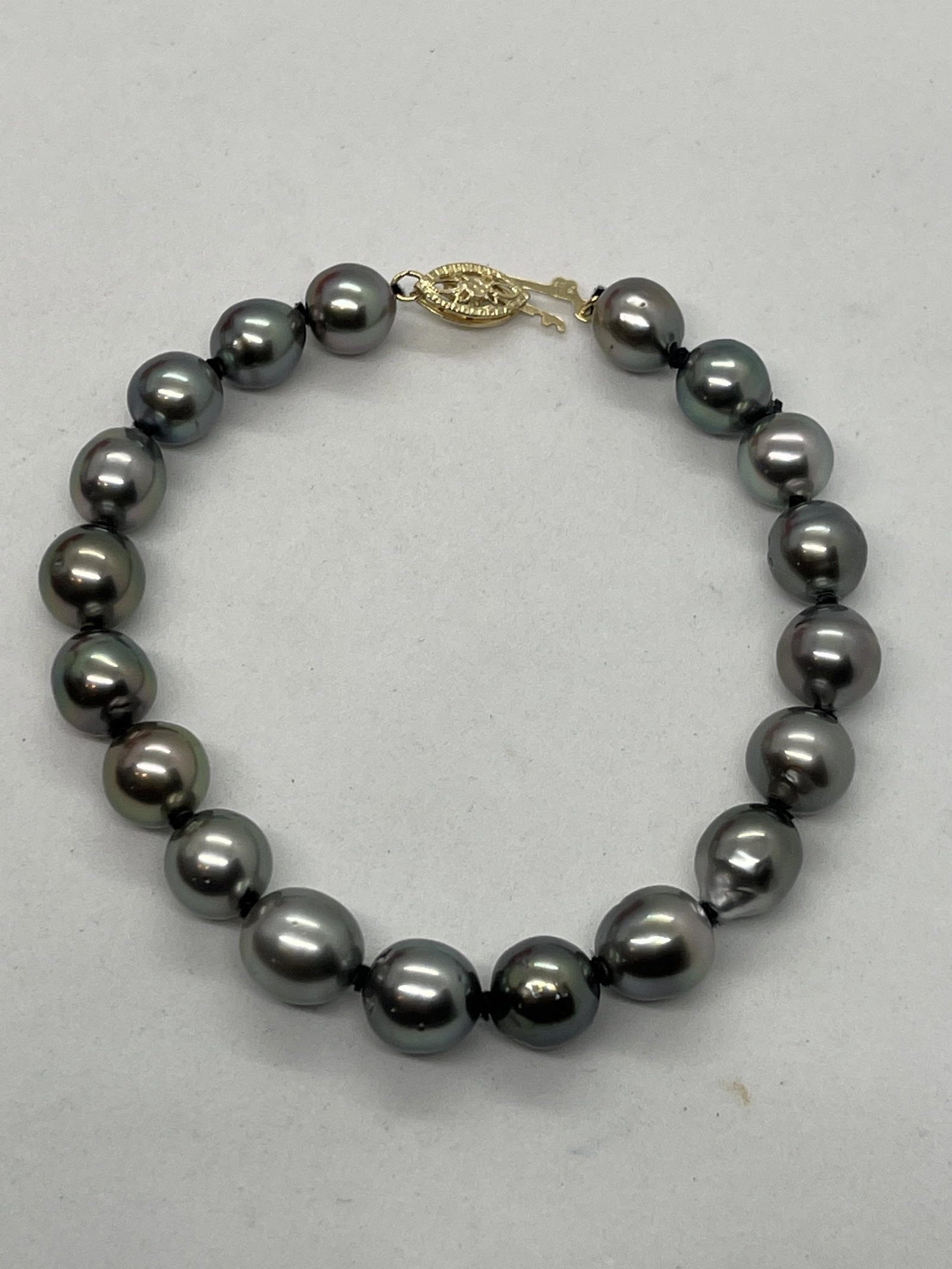 14K GOLD TAHITIAN BLACK PEARLS COCKTAIL BRACELET: 14K GOLD TAHITIAN BLACK PEARLS COCKTAIL BRACELET. IN MINT OVERALL SHAPE AND CONDITION. HAS A GREAT LOOK TO IT WITH AN EXCELLENT OVERALL EYE APPEAL. A GREAT FIND AND AN EXCELLENT ADDITION TO YOUR COLLE