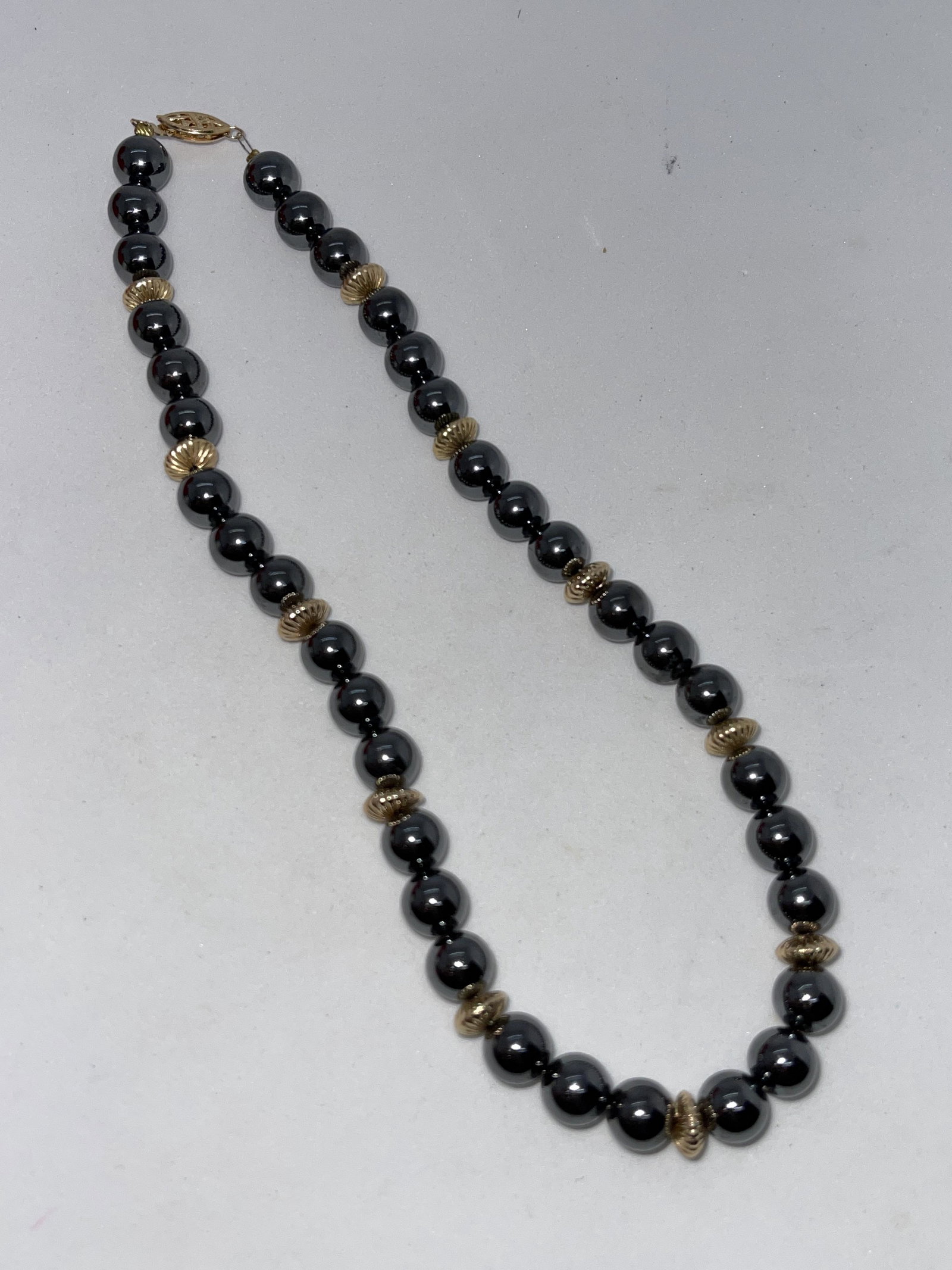 14K BEADED GOLD & TAHITIAN PEARLS COCKTAIL NECKLACE: 14K BEADED GOLD & TAHITIAN PEARLS COCKTAIL NECKLACE. IN MINT OVERALL SHAPE AND CONDITION. VERY WELL MADE AND QUALITY. HAS A GREAT LOOK TO IT WITH AN EXCELLENT OVERALL EYE APPEAL. A GREAT FIND AND AN E