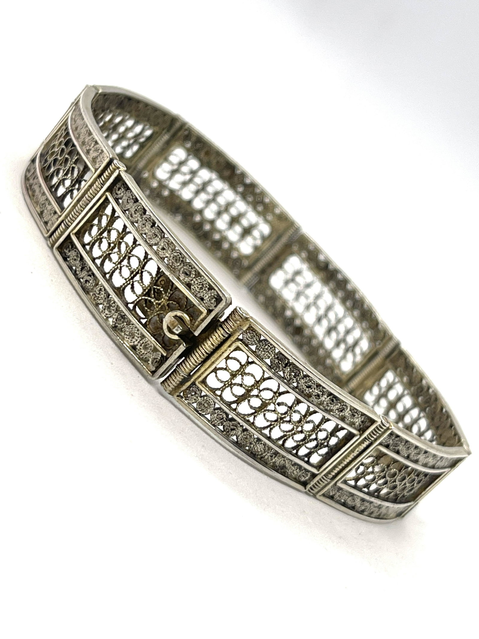 ANTIQUE .800 SILVER FILIGREE ART DECO BRACELET: ANTIQUE .800 SILVER FILIGREE ART DECO BRACELET. IN GOOD SHAPE AND CONDITION FOR ITS AGE. HAS A GREAT LOOK TO IT WITH AN EXCELLENT OVERALL EYE APPEAL. A GREAT FIND AND AN EXCELLENT ADDITION TO YOUR COL