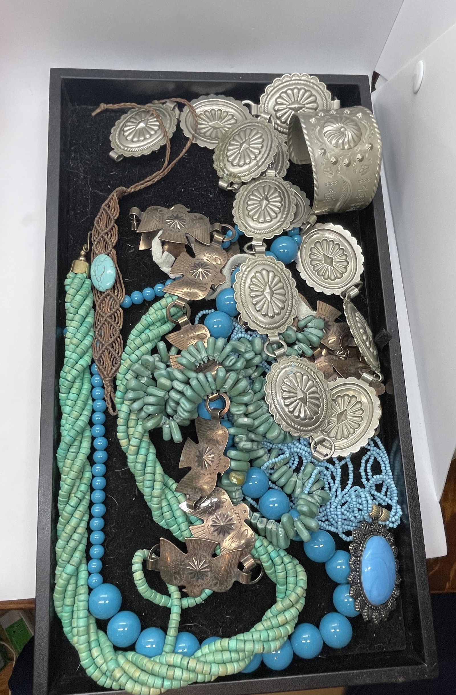 HUGE TRAY LOT OF NATIVE AMERICAN STYLE JEWELRY (1 of 4)