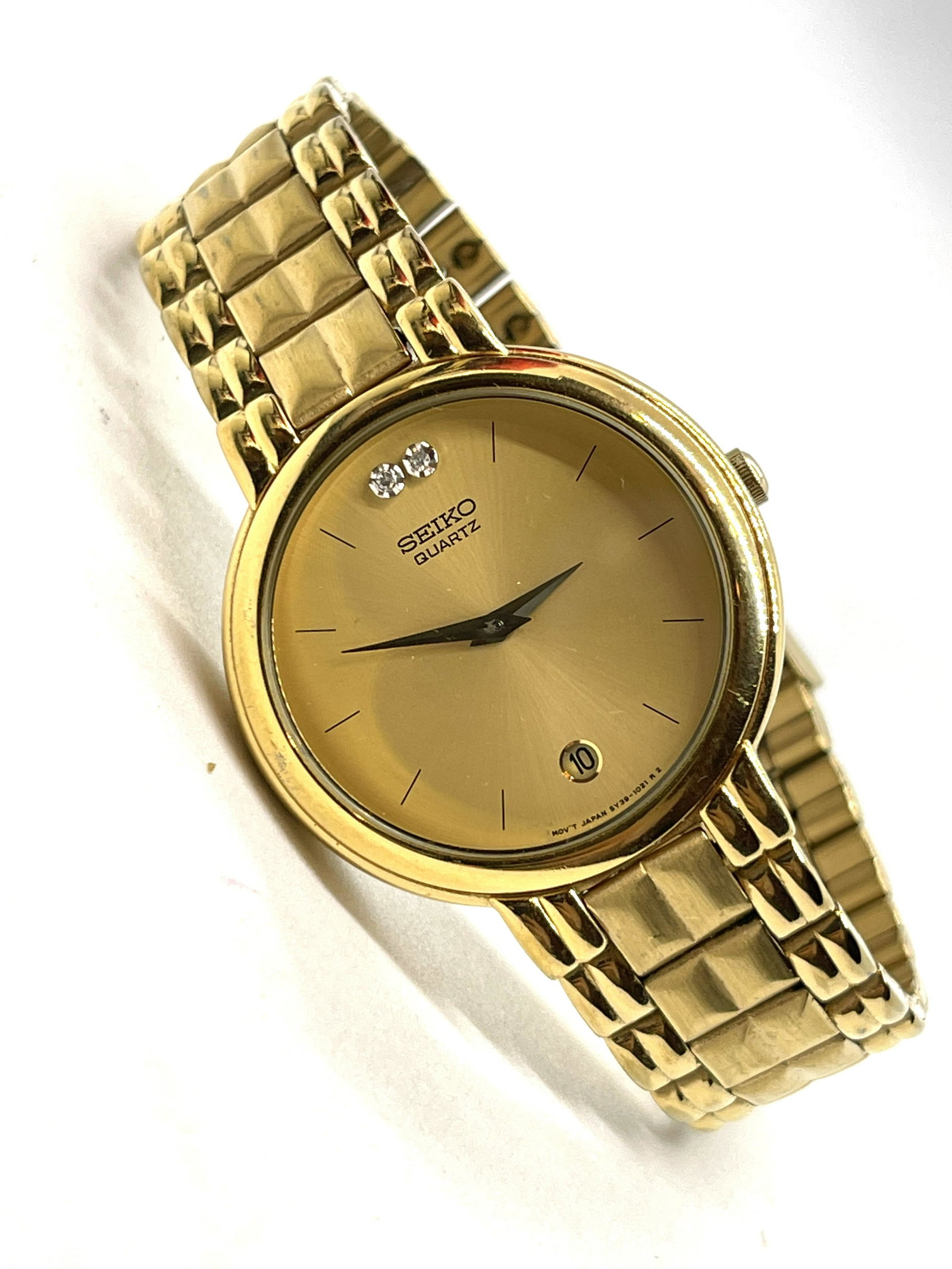 MENS SEIKO GOLD TONE WRISTWATCH: MENS SEIKO GOLD TONE WRISTWATCH. A GREAT WATCH FOR EVERYDAY WEAR.