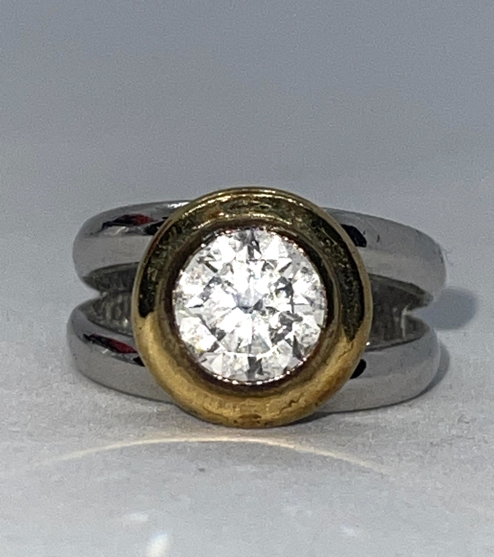 MODERN STERLING SILVER LADIES WEDDING RING SZ 6: MODERN STERLING SILVER LADIES WEDDING RING SZ 6. IN MINT OVERALL SHAPE AND CONDITION. HAS A GREAT LOOK TO IT WITH AN EXCELLENT OVERALL EYE APPEAL. A GREAT FIND AND AN EXCELLENT ADDITION TO YOUR COLLEC