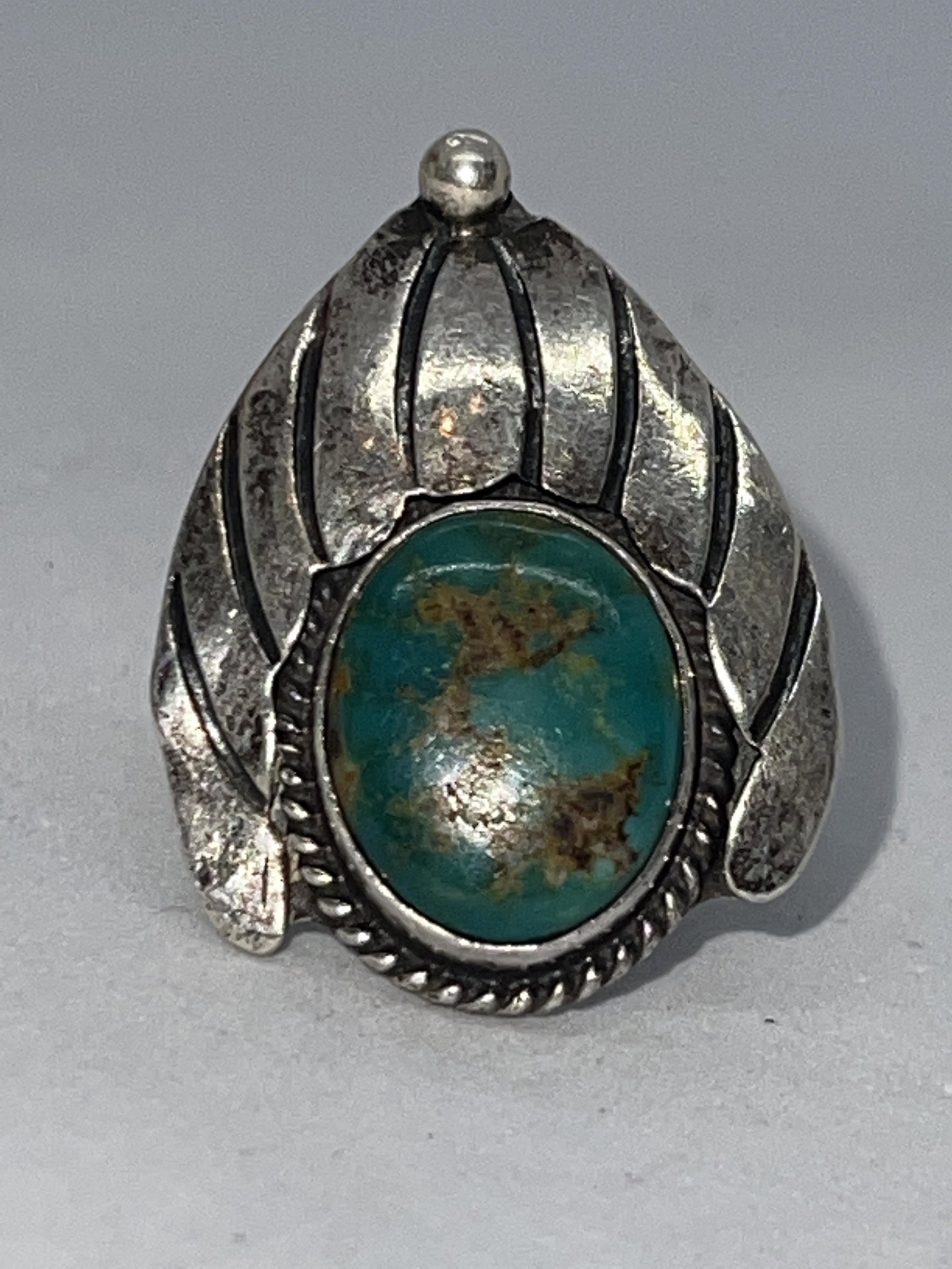 NATIVE AMERICAN STERLING SILVER 2 CT TURQUOISE RING SZ: NATIVE AMERICAN STERLING SILVER 2 CT TURQUOISE RING SZ 7. IN MINT OVERALL SHAPE AND CONDITION. A GREAT FIND AND AN EXCELLENT ADDITION TO YORU COLLECTION.
