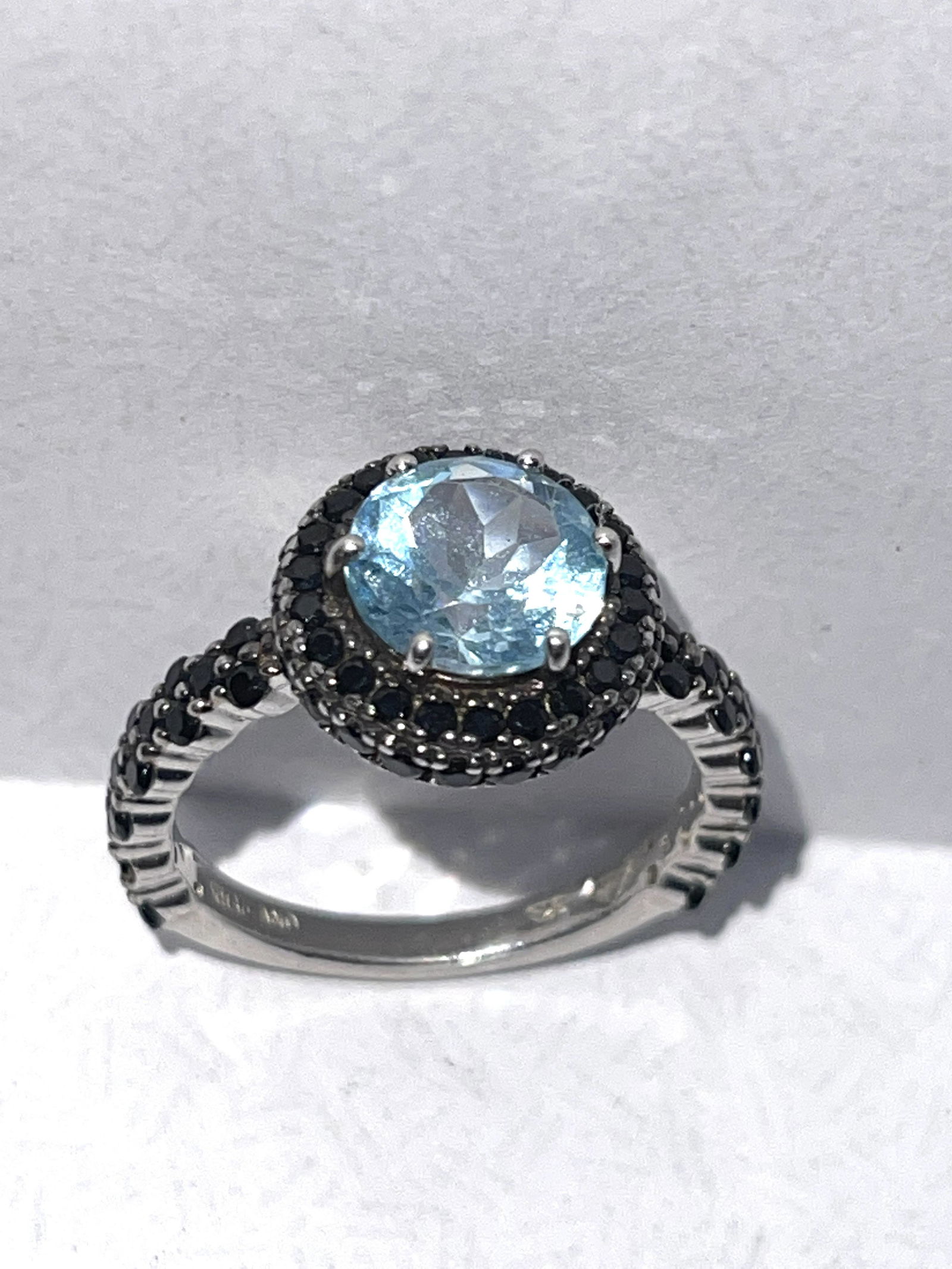 MODERN STERLING SILVER BLUE/BLACK STONES COCKTAIL RING (1 of 2)