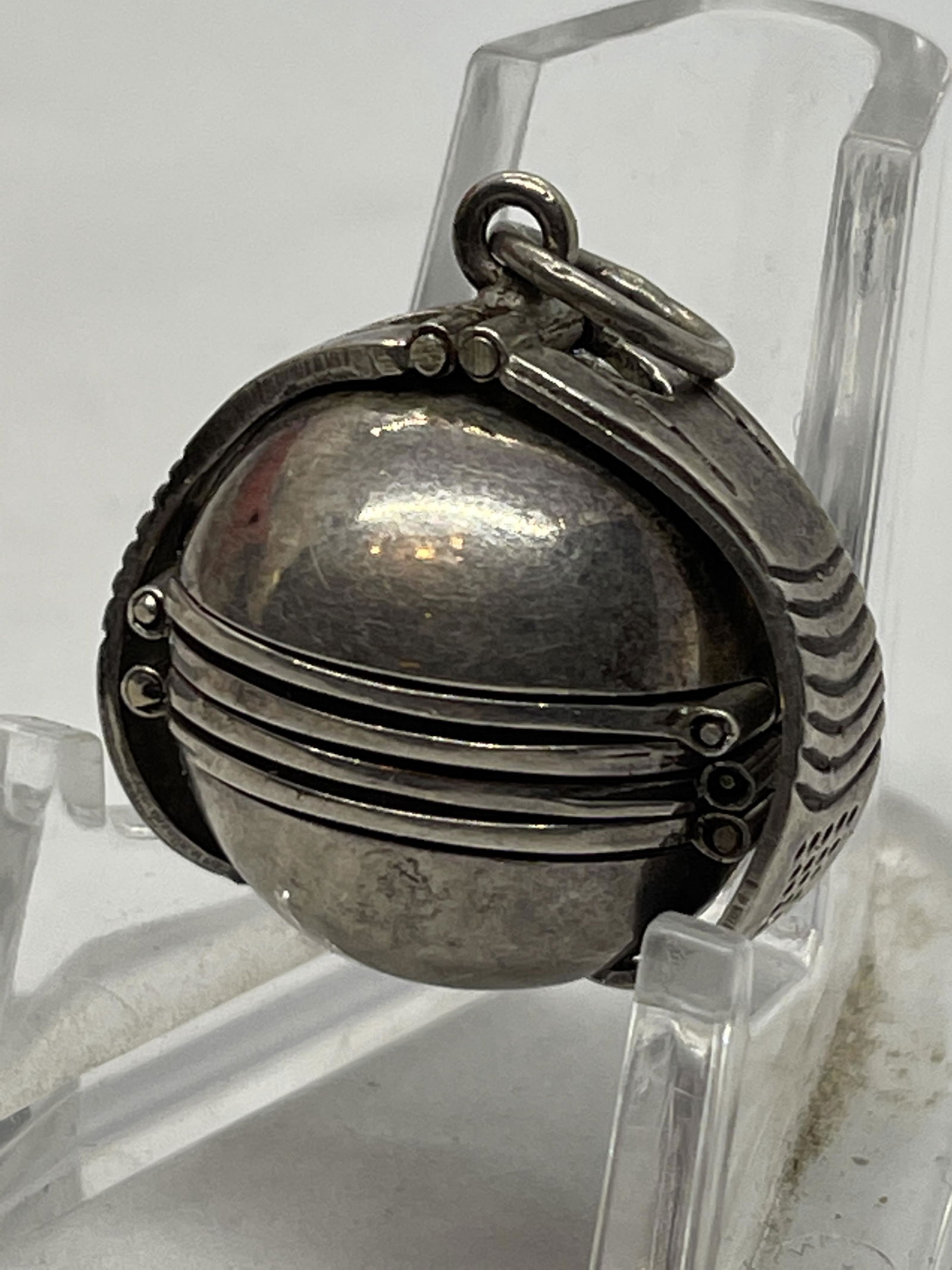 ANTIQUE STERLING SILVER HIDDEN COIN COLLAPSABLE PENDANT (1 of 5)