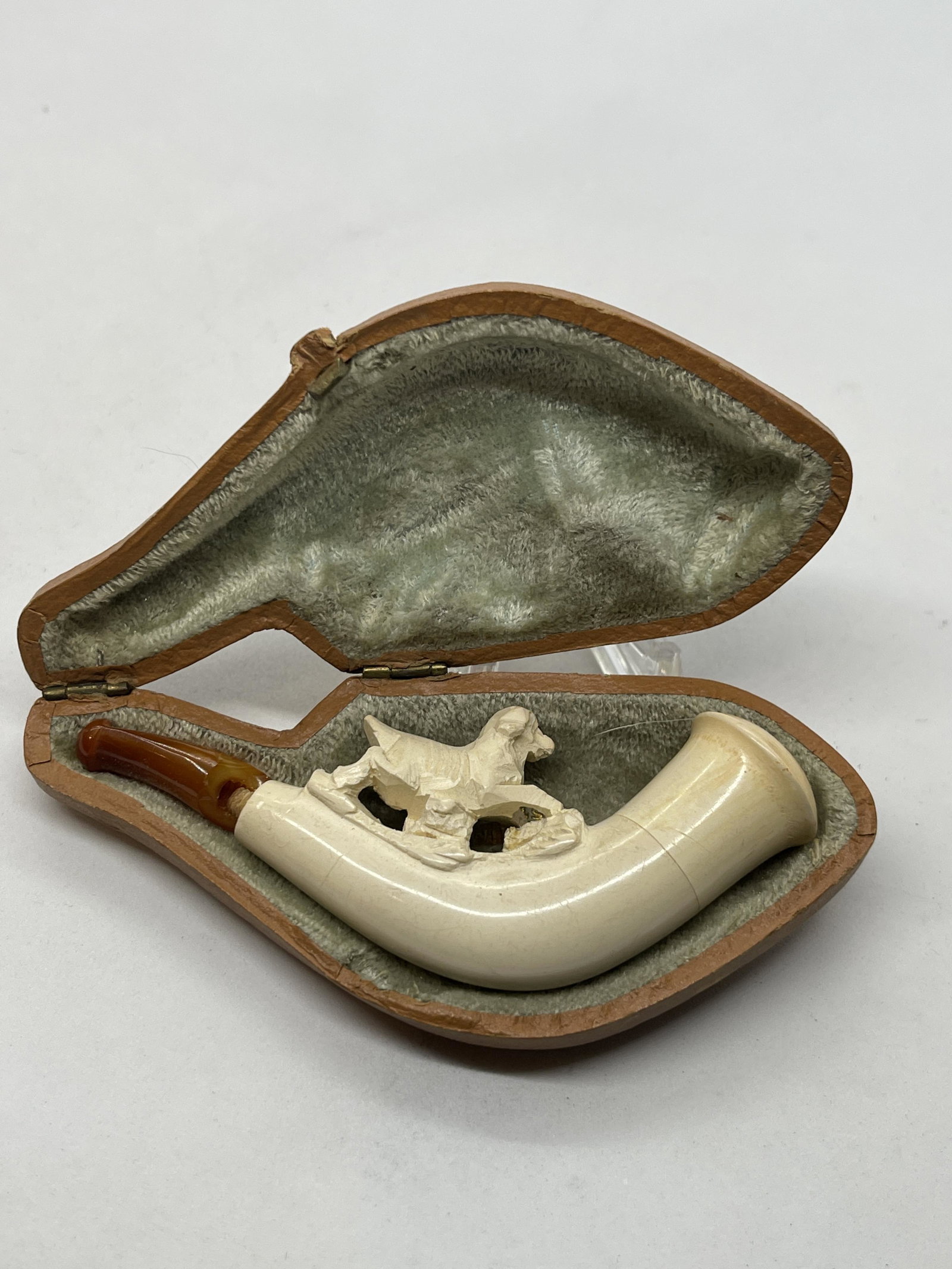 ANTIQUE CARVED BONE DOG MOTIF MEERSCHAUM IN ORIG. BOX: ANTIQUE CARVED BONE DOG MOTIF MEERSCHAUM IN ORIG. BOX. THE TIP IS BROKEN AND NEEDS A NEW ONE - VIEW PICTURES. A GREAT ADDITION TO YOUR COLLECTION.