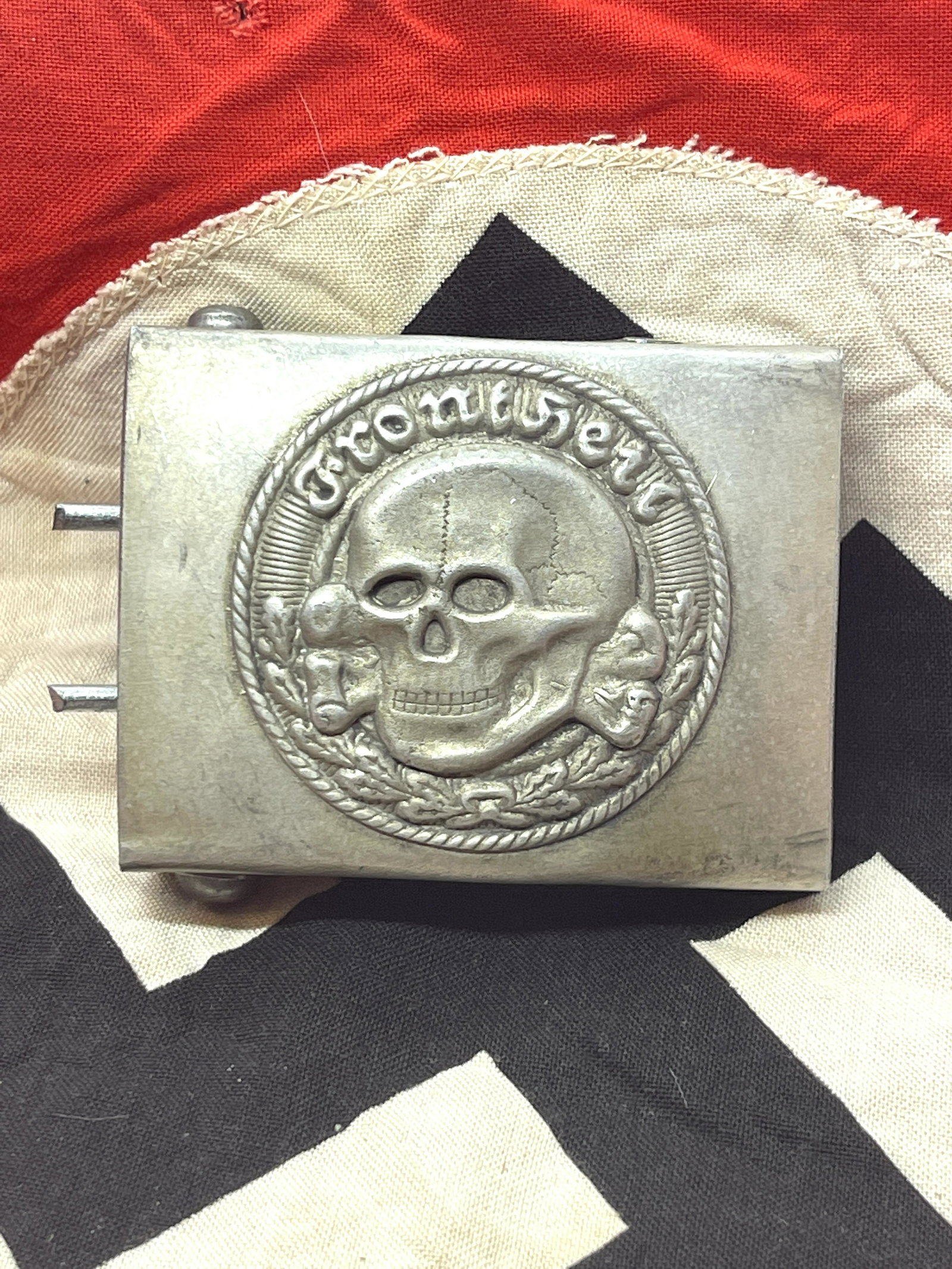 RARE WW2 GERMAN FRONT HIER ENLISTED BELT BUCKLE W/RZM: RARE WW2 GERMAN FRONT HIER ENLISTED BELT BUCKLE W/RZM MARKS. IN MINT OVERALL SHAPE AND CONDITION WITH A BEAUTIFUL OVERALL PATINA. HAS A GREAT LOOK TO IT WITH AN EXCELLENT OVERALL EYE APPEAL. PLEASE VI