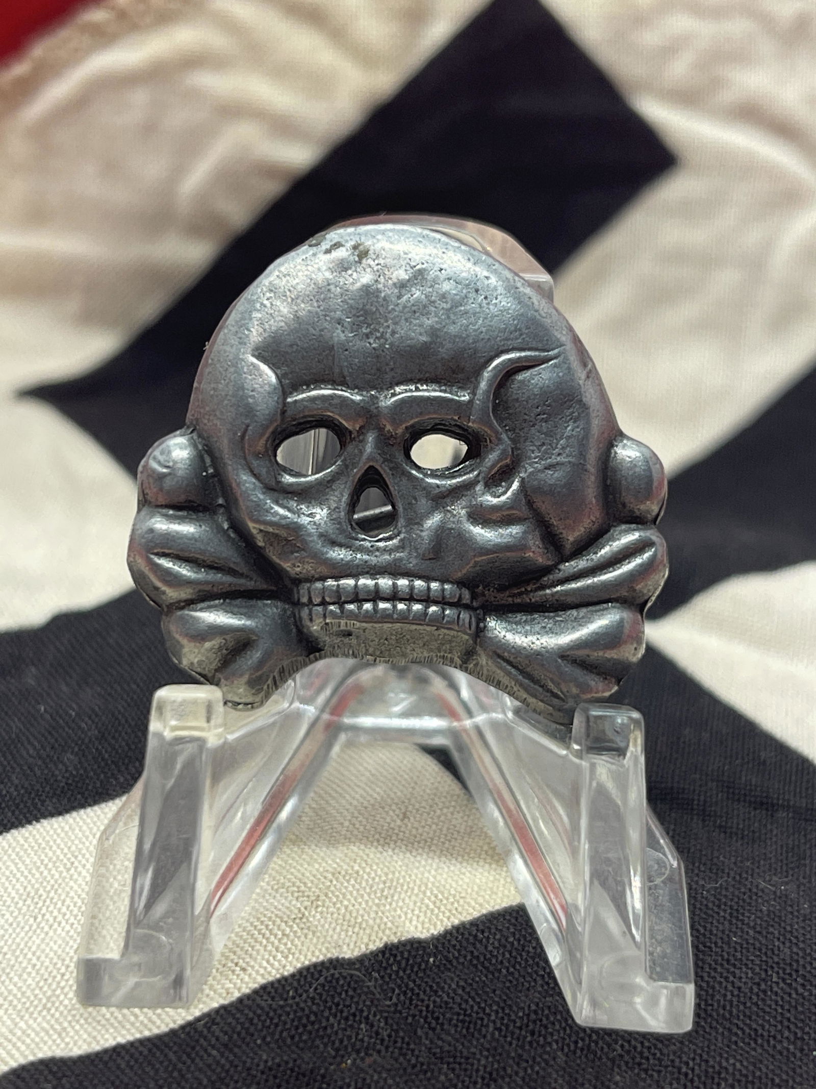 EARLY WW2 GERMAN TOTENKOPF SKULL HAT INSIGNIA: EARLY WW2 GERMAN TOTENKOPF SKULL HAT INSIGNIA. IN MINT OVERALL SHAPE AND CONDITION WITH A BEAUTIFUL OVERALL PATINA. HAS A GREAT LOOK TO IT WITH AN EXCELLENT OVERALL EYE APPEAL. A GREAT FIND AND AN EXC