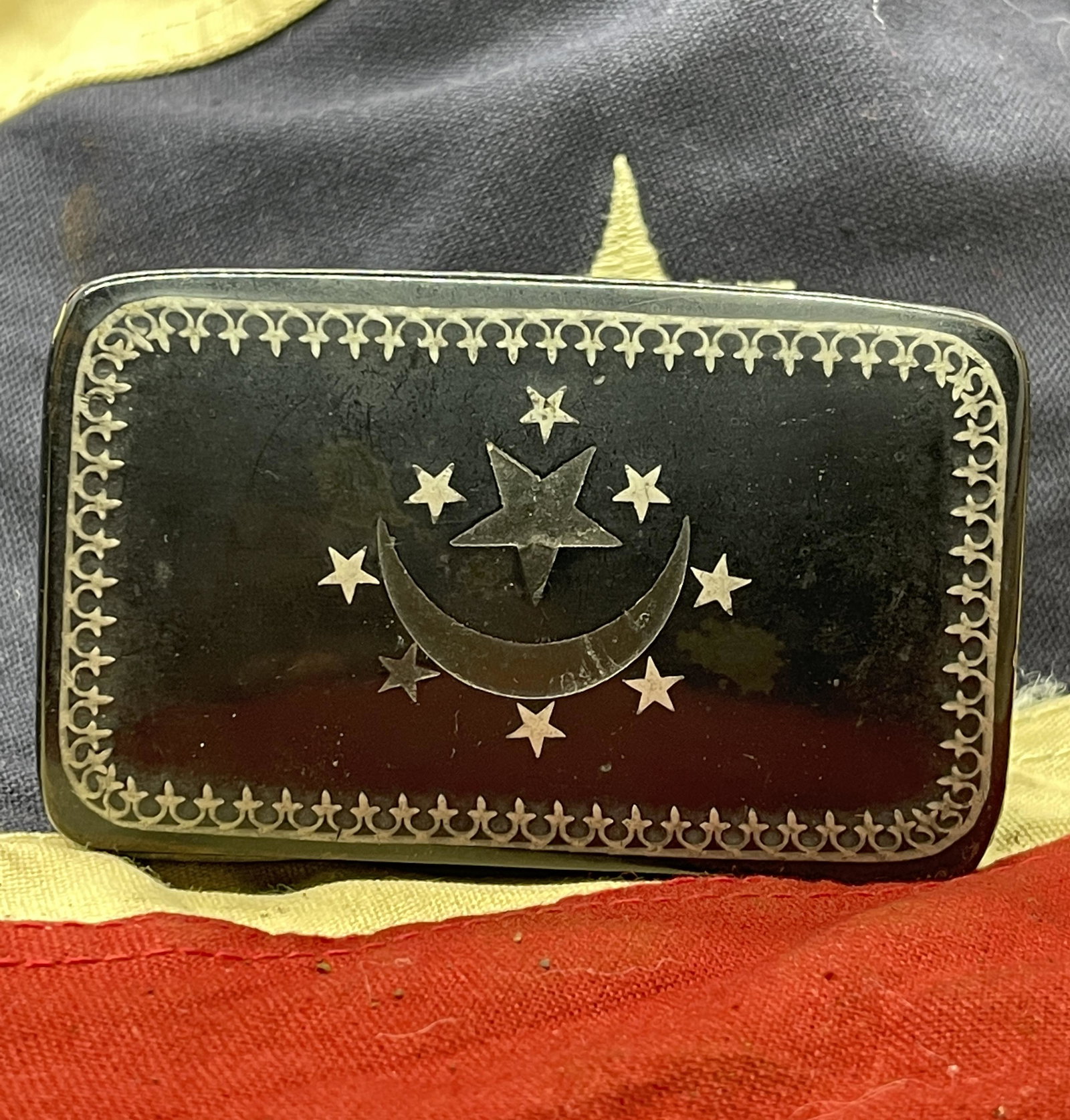 RARE CIVIL WAR CORP MARKED PAPIER MACHE SNUFF BOX: RARE CIVIL WAR CORP MARKED PAPIER MACHE SNUFF BOX. THIS IS A VERY RARE FIND. IT IS IN MINT OVERALL SHAPE AND CONDITION WITH A BEAUTIFUL OVERALL PATINA. HAS A GREAT LOOK TO IT WITH AN EXCELLENT OVERALL