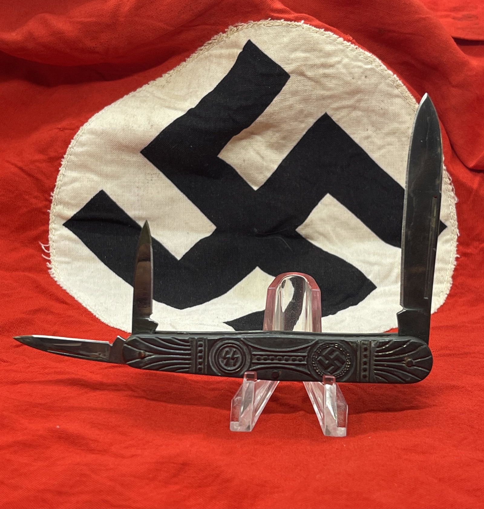 WW2 GERMAN WAFFEN SS WARRIOR POCKET KNIFE: WW2 GERMAN WAFFEN SS WARRIOR POCKET KNIFE. IN MINT OVERALL SHAPE AND CONDITION. HAS A GREAT LOOK TO IT WITH AN EXCELLENT OVERALL EYE APPEAL. A GREAT FIND AND AN EXCELLENT ADDITION TO YOUR COLLECTION.