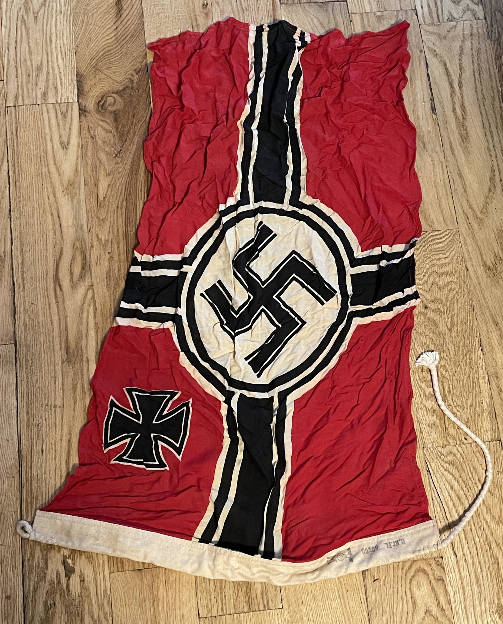 WW2 GERMAN KRIEGSMARINE NAVAL BATTLE FLAG W/MAKER MARKS: WW2 GERMAN KRIEGSMARINE NAVAL BATTLE FLAG W/MAKER MARKS. IN MINT OVERALL SHAPE AND CONDITION WITH A BEAUTIFUL OVERALL PATINA. THE FLAG APPEARS TO HAVE SEEN A TON OF ACTION. HAS THE MAKER MARKS ON IT -