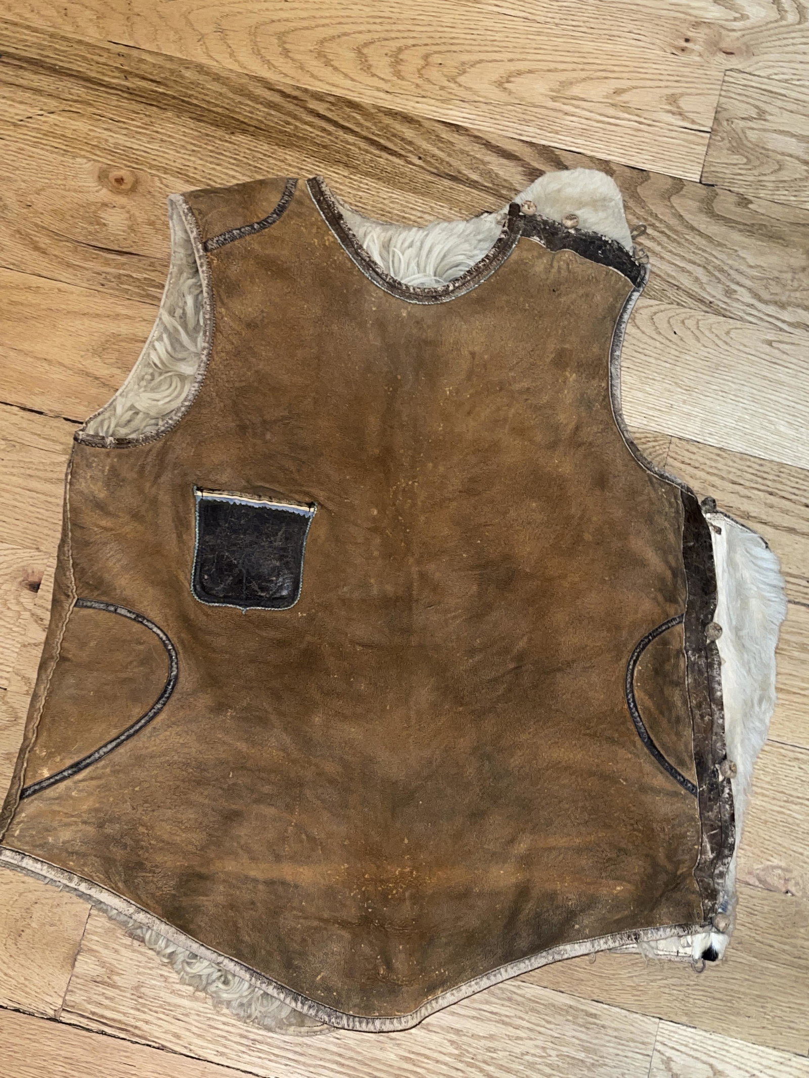 RARE WW2 GERMAN FUR VEST COAT WORN ON EASTERN FRONT: RARE WW2 GERMAN FUR VEST COAT WORN ON EASTERN FRONT. USED TO KEEP THE THE SOLDIERS WARM DURING BATTLE. THIS HEAVY DUTY LEATHER AND FUR VEST COAT IS IN MINT OVERALL SHAPE AND CONDITION. VERY WELL USED 