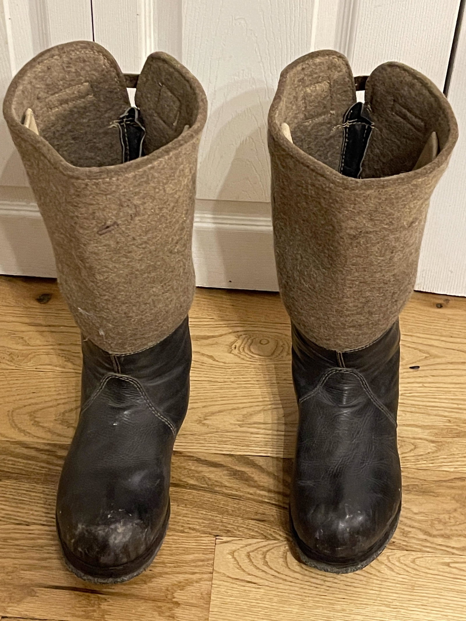 RARE WW2 GERMAN GELT AND LEATHER WINTER BOOTS: RARE WW2 GERMAN GELT AND LEATHER WINTER BOOTS. IN MINT OVERALL SHAPE AND CONDITION WITH A BEAUTIFUL OVERALL PATINA. HAS A GREAT LOOK TO IT WITH AN EXCELLENT OVERALL EYE APPEAL. THESE ARE WELL USED BOO