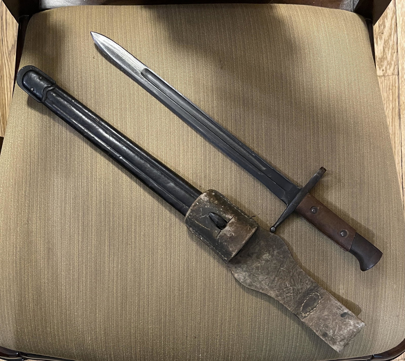 RARE WW2 ITALIAN CARCANO RIFLE BAYONET W/FROG SHEATH: RARE WW2 ITALIAN CARCANO RIFLE BAYONET W/FROG SHEATH. A VERY RARE FIND. IN MINT OVERALL SHAPE AND CONDITION WITH A BEAUTIFUL OVERALL PATINA. HAS A GREAT LOOK TO IT WITH AN EXCELLENT OVERALL EYE APPEAL