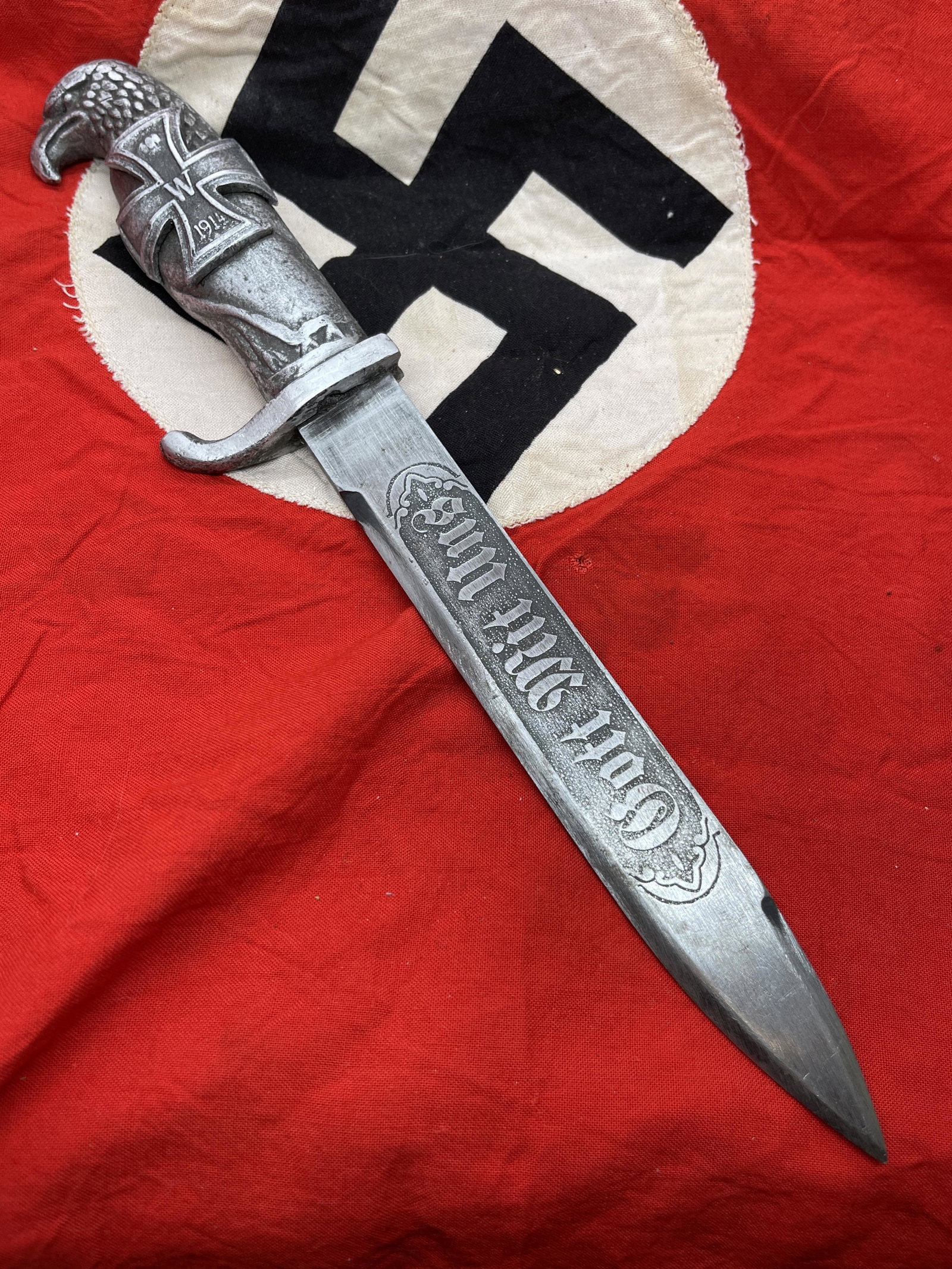 WW1 GERMAN GOTT MIT UNS FIGHTING DAGGER: WW1 GERMAN GOTT MIT UNS FIGHTING DAGGER. A RARE FIND. BEAUTIFUL EAGLE HANDLE WITH A WW1 IRON CROSS MOTIF ON THE HANDLE. HAS THE ARTILLERY GERMAN CARBINE MOTIF ON THE OTHER SIDE OF THE HANDLE. BLADE IS
