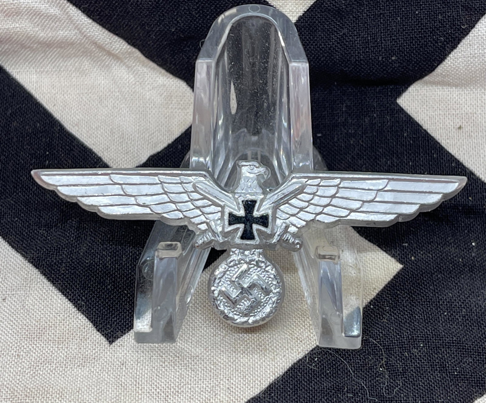 WW2 GERMAN NAZI SOLDIERS PIN WITH IRON CROSS: WW2 GERMAN NAZI SOLDIERS PIN WITH IRON CROSS. HAS THE MAKER MARKS ON THE BACK. IN MINT OVERALL SHAPE AND CONDITION WITH A BEAUTIFUL OVERALL PATINA. A GREAT FIND AND AN EXCELLENT ADDITION TO YOUR COLLE