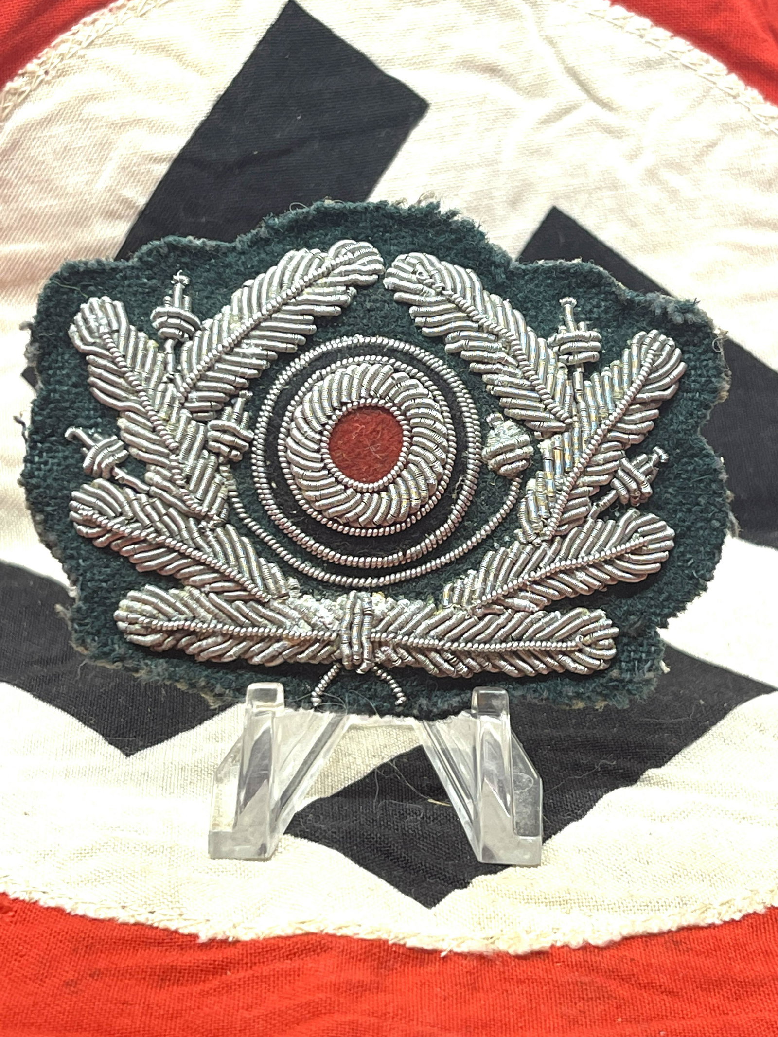 WW2 GERMAN ARMY GREEN VISOR HAT CLOTH COCKADE: WW2 GERMAN ARMY GREEN VISOR HAT CLOTH COCKADE. IN MINT OVERALL SHAPE AND CONDITION WITH A BEAUTIFUL OVERALL PATINA. HAS A GREAT LOOK TO IT WITH AN EXCELLENT OVERALL EYE APPEAL. A GREAT FIND AND AN EXC