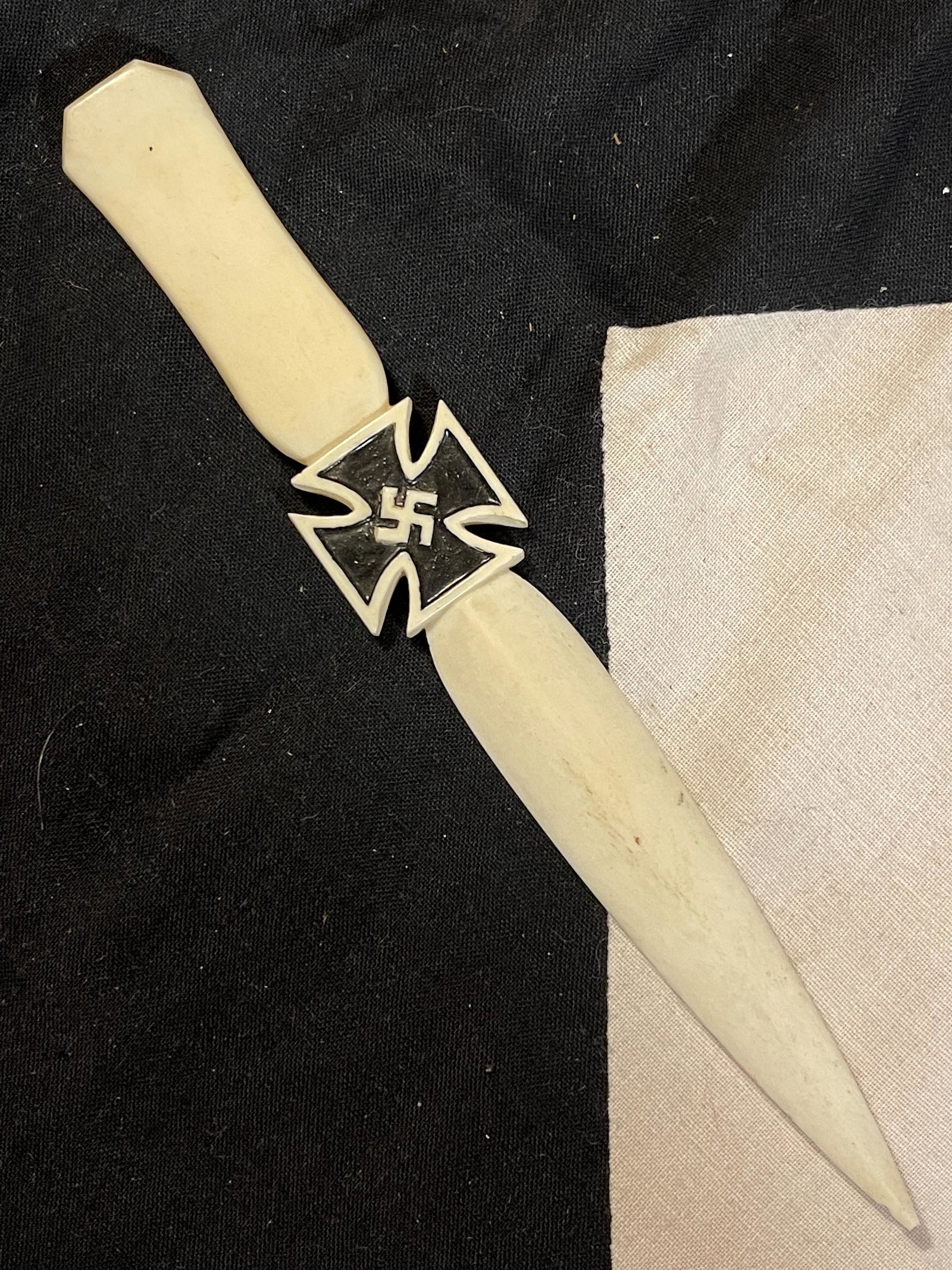 WW2 GERMAN NAZI IRON CROSS LETTER OPENER: WW2 GERMAN NAZI IRON CROSS LETTER OPENER. IN MINT OVERALL SHAPE AND CONDITION WITH A BEAUTIFUL OVERALL PATINA. A GREAT FIND AND AN EXCELLENT ADDITION TO YOUR COLLECTION.