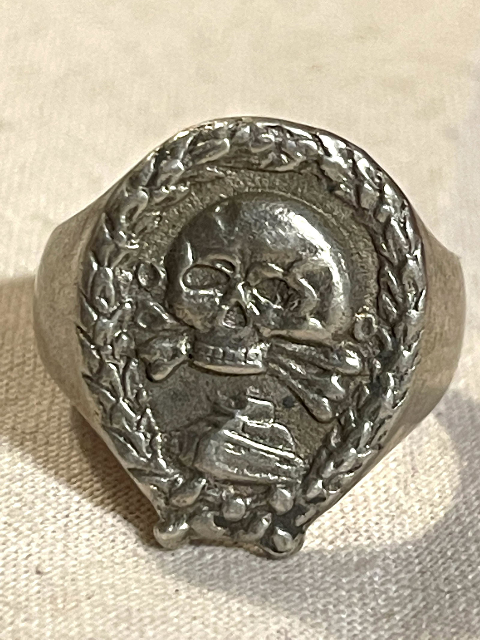 RARE WW2 GERMAN TOTENKOPF SKULL/TANK SILVER RING: RARE WW2 GERMAN TOTENKOPF SKULL/TANK SILVER RING. IN MINT OVERALL SHAPE AND CONDITION WITH A BEAUTIFUL OVERALL PATINA. HAS A GREAT LOOK TO IT WITH AN EXCELLENT OVERALL EYE APPEAL. PLEASE VIEW ALL DETA