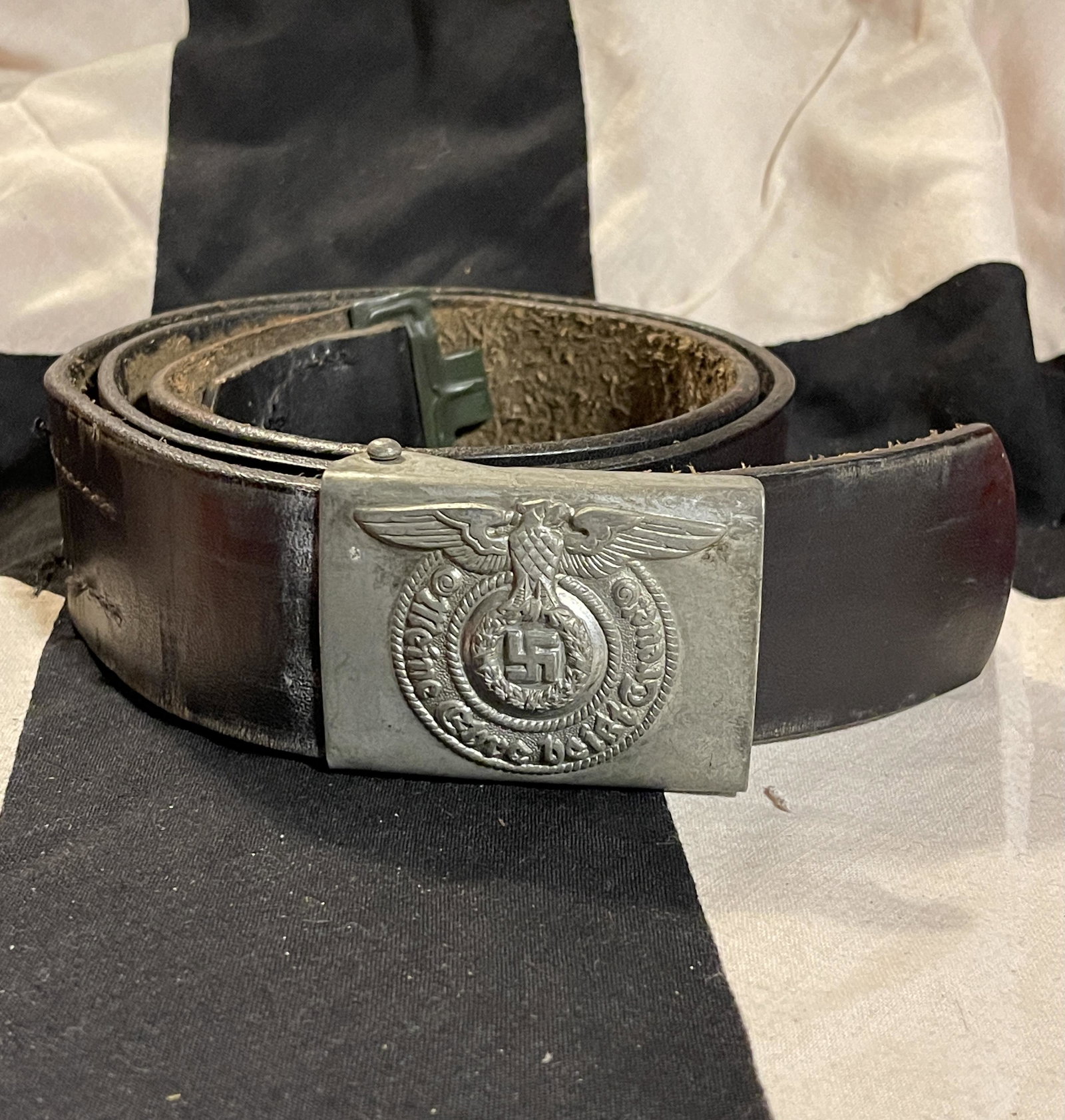 RARE WW2 GERMAN WAFFEN SS OFFICER BELT BUCKLE W/BELT: RARE WW2 GERMAN WAFFEN SS OFFICER BELT BUCKLE W/BELT. IN MINT OVERALL SHAPE AND CONDITION WITH A BEAUTIFUL OVERALL PATINA. HAS A GREAT LOOK TO IT WITH AN EXCELLENT OVERALL EYE APPEAL. PLEASE VIEW ALL 