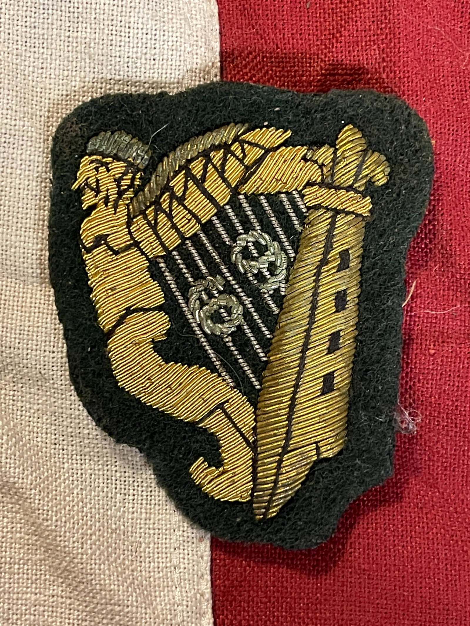 RARE CIVIL WAR 69TH NY IRISH HARP CLOTH INSIGNIA: RARE CIVIL WAR 69TH NY IRISH HARP CLOTH INSIGNIA W/MAKER MARK TAG. IN MINT OVERALL SHAPE AND CONDITION WITH A BEAUTIFUL OVERALL PATINA. A GREAT FIND AND AN EXCELLENT ADDITION TO YOUR COLLECTION.