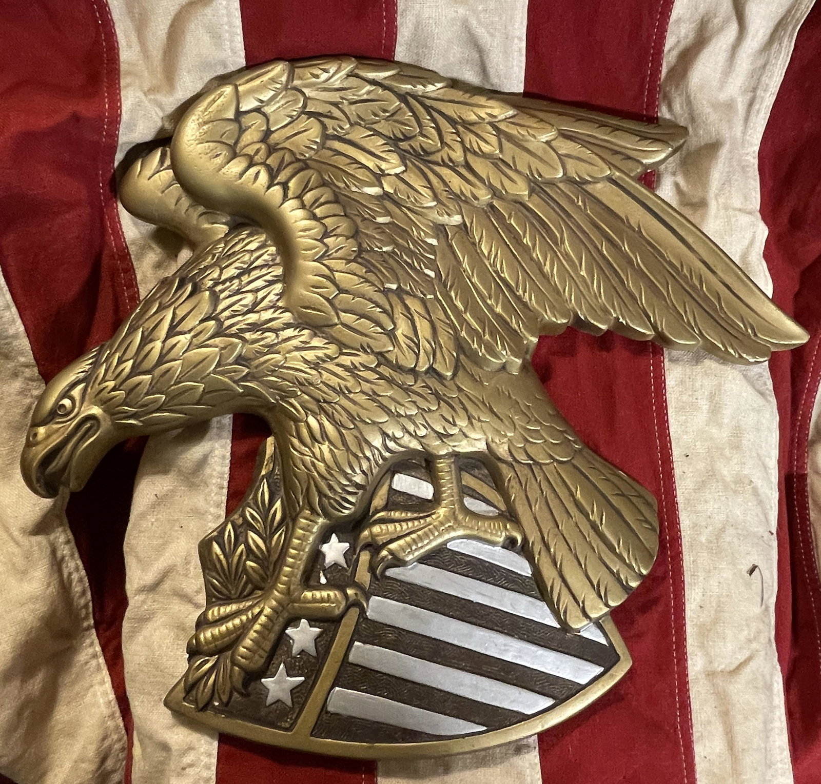 CIVIL WAR CONFEDERATE EAGLE STYLE WALL PLAQUE: CIVIL WAR CONFEDERATE EAGLE STYLE WALL PLAQUE. IN MINT OVERALL SHAPE AND CONDITION. HAS A GREAT LOOK TO IT WITH AN EXCELLENT OVERALL EYE APPEAL. A GREAT FIND AND AN EXCELLENT ADDITION TO YOUR COLLECTI