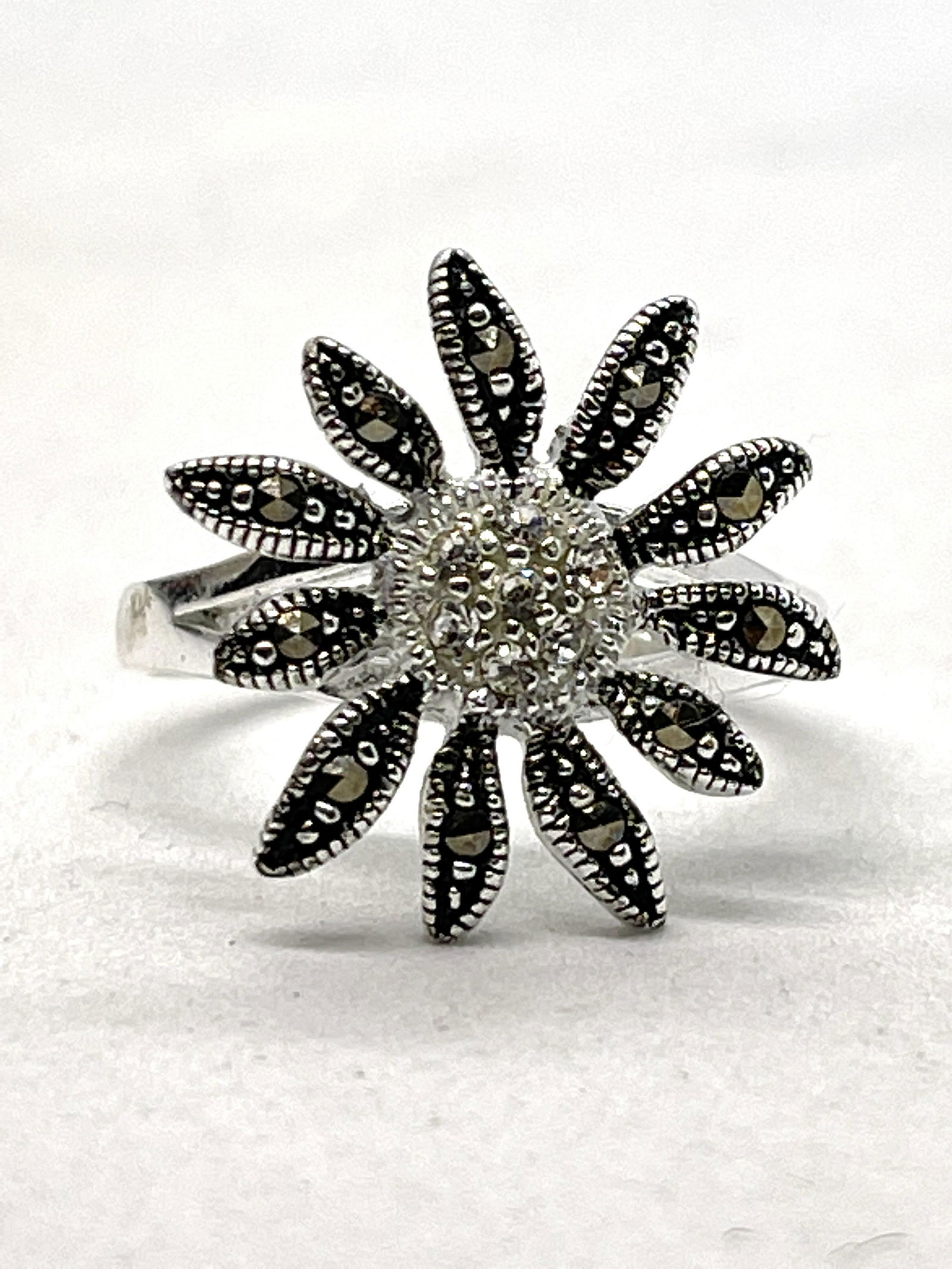 STERLING SILVER FLORAL COCKTAIL RING SZ 7 (1 of 2)