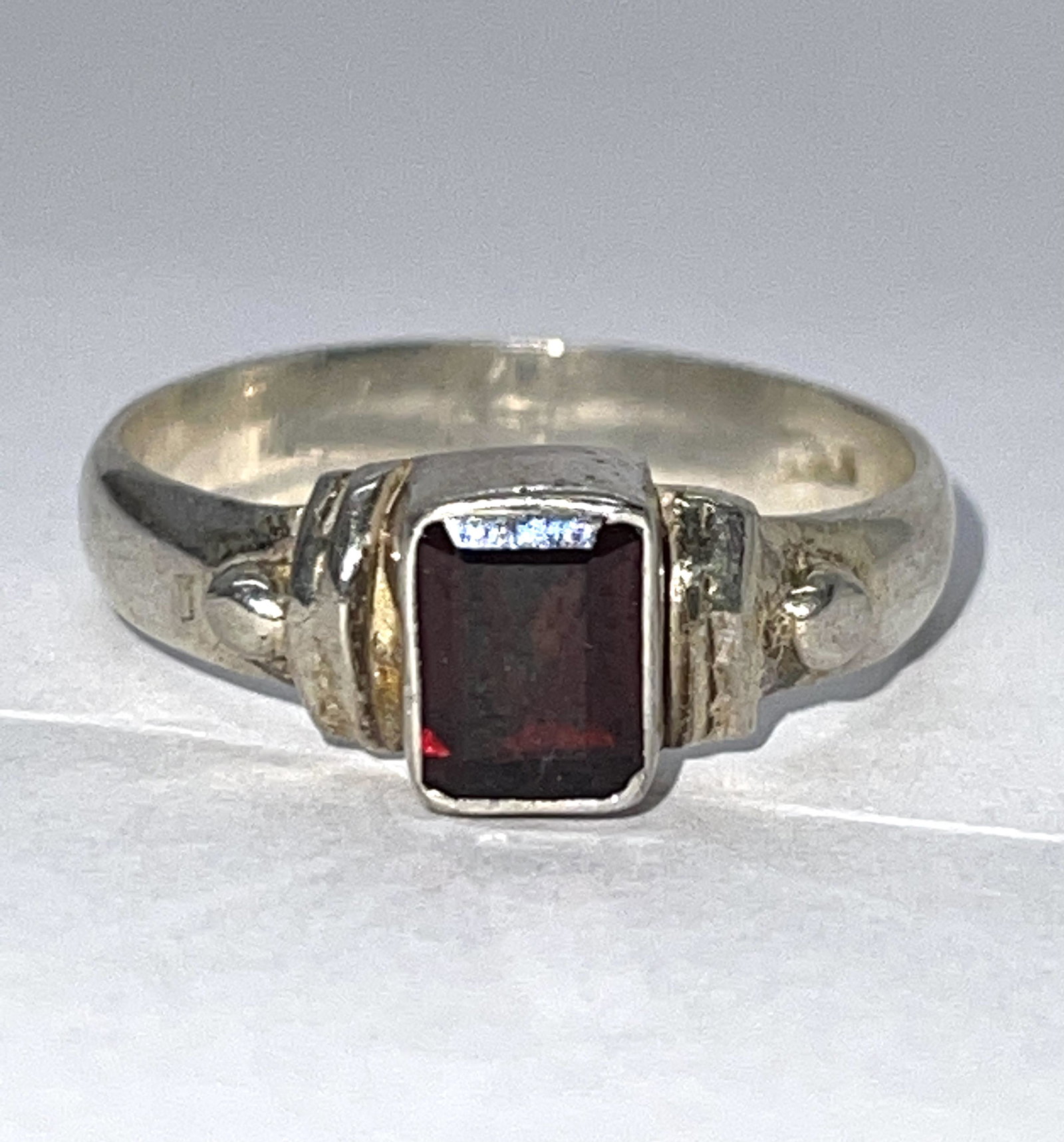 STERLING SILVER RED STONE COCKTAIL SOLITAIRE RING SZ 8: STERLING SILVER RED STONE COCKTAIL SOLITAIRE RING SZ 8. IN MINT OVERALL SHAPE AND CONDITION. HAS A GREAT LOOK TO IT WITH AN EXCELLENT OVERALL EYE APPEAL. A GREAT FIND AND AN EXCELLENT ADDITION TO YOUR