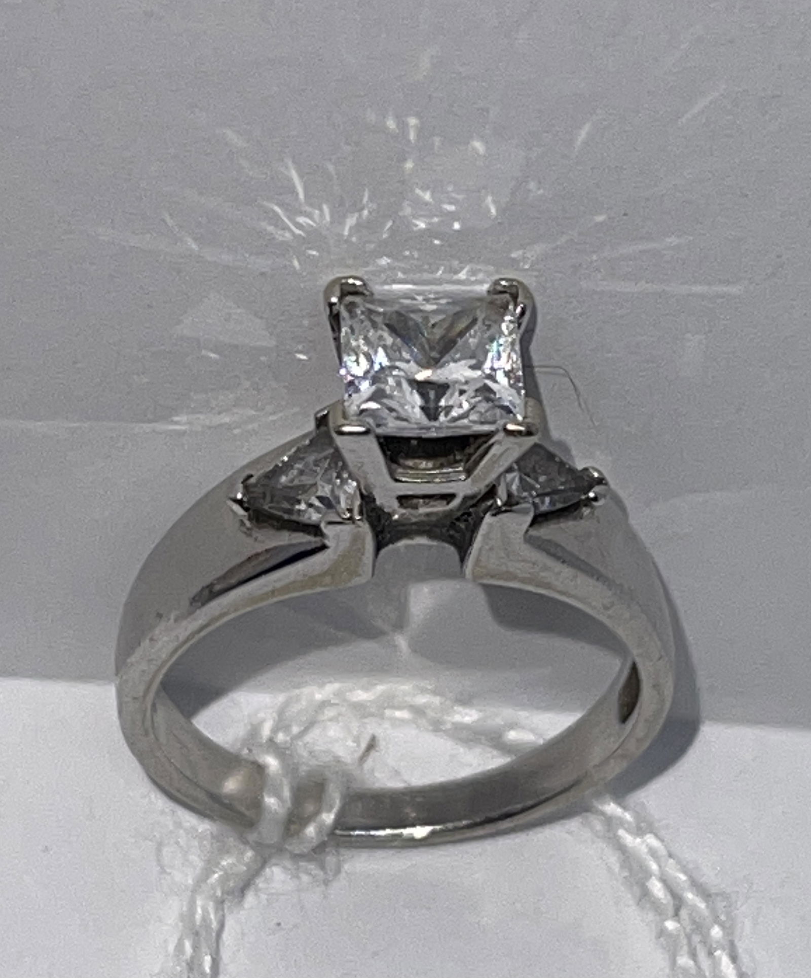 ESTATE 14K GOLD LADIES SOLITAIRE WEDDING RING SZ 9: ESTATE 14K GOLD LADIES SOLITAIRE WEDDING RING SZ 9. IN MINT OVERALL SHAPE AND CONDITION. MADE OUT OF IMITATION DIAMONDS. A GREAT FIND AND AN EXCELLENT ADDITION TO YOUR COLLECTION.